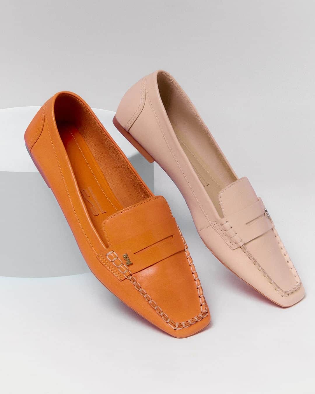 Santa Lollaのインスタグラム：「Para produções que pedem conforto e sofisticação, o loafer é sempre bem-vindo. O shape de bico quadrado é modernizado com os tons da coleção e garante um visual clássico mas ao mesmo tempo atual. [ R$199,90 cada ] #santalolla #santalollaverao24 #comfy #colors」