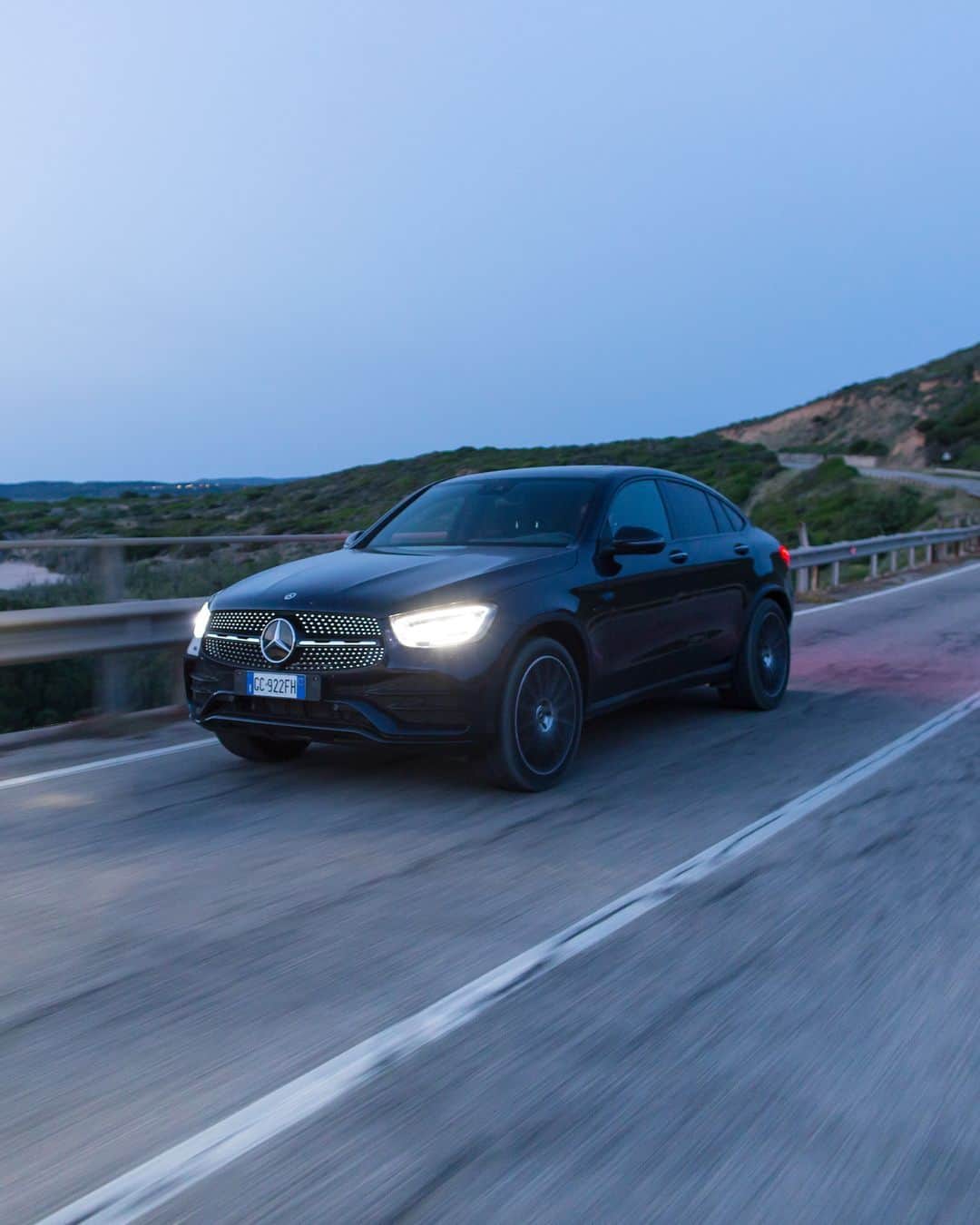 Mercedes-Benz Thailandのインスタグラム：「หวั่นไหวตั้งแต่แรกเห็นกับดีไซน์ทรงสปอร์ตอันเป็นเอกลักษณ์ของ Mercedes-Benz GLC Coupé ที่มาพร้อมการตกแต่งภายนอกแบบ AMG Bodystyling และกระจังหน้าแบบ diamond radiator grille สะท้อนความโดดเด่นได้อย่างเหนือระดับ รวมถึงระบบปรับไฟสูงอัตโนมัติ (Adaptive Highbeam Assist) ที่ทำให้การเดินทางของคุณขับเคลื่อนได้อย่างไม่มีสะดุด  📷 gnarvana (IG) and giorgioghiotto (IG) for #MBcreator  *อุปกรณ์บางส่วนในภาพอาจแตกต่างจากที่จำหน่ายจริง โปรดตรวจสอบรายการอุปกรณ์ของรถยนต์แต่ละรุ่นที่ผู้จำหน่ายฯ อย่างเป็นทางการทั่วประเทศ​​  #GLC #Coupé #MercedesBenz #MercedesBenzThailand」