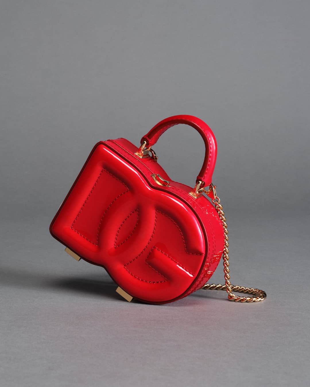 ドルチェ&ガッバーナさんのインスタグラム写真 - (ドルチェ&ガッバーナInstagram)「The #DGFW23 collection elegantly carries forth the iconic #DGLogo Box Handbag in a sophisticated, passionate red.  #DolceGabbana」9月16日 22時00分 - dolcegabbana
