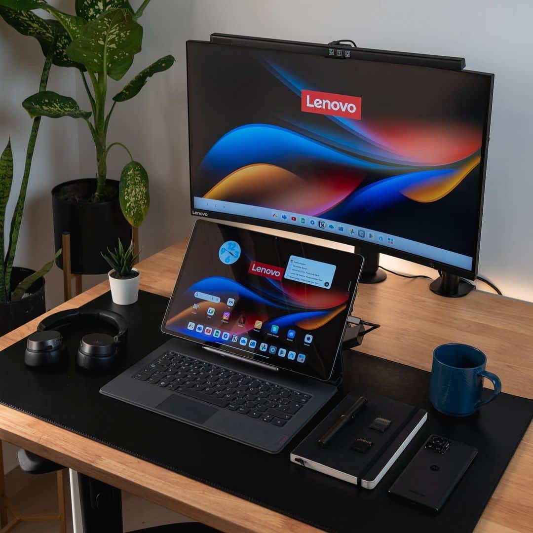 Lenovoさんのインスタグラム写真 - (LenovoInstagram)「Think these photos are the same? Think again. How many desk differences can you detect? 🔍」9月16日 22時00分 - lenovo