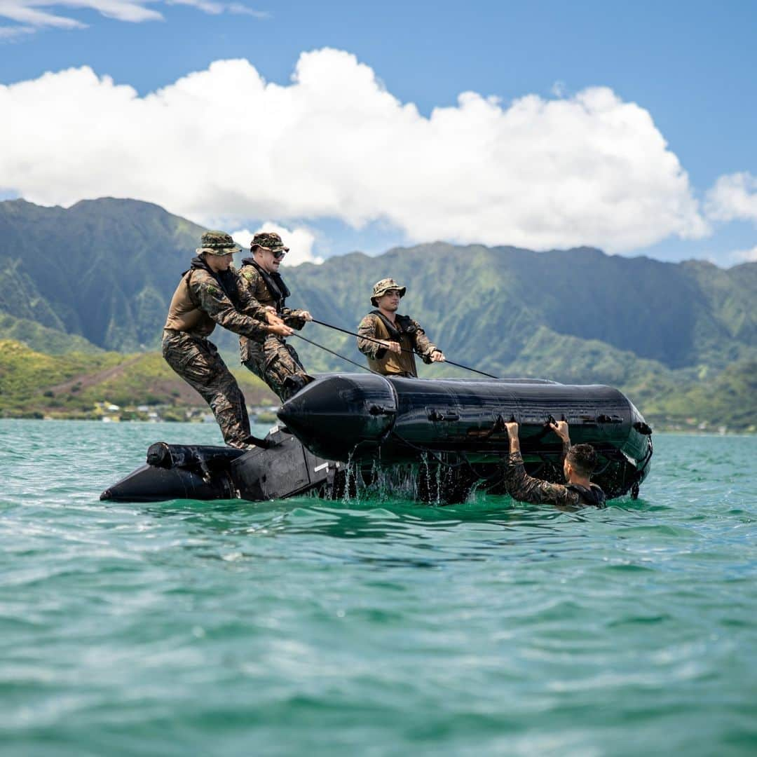 アメリカ海兵隊さんのインスタグラム写真 - (アメリカ海兵隊Instagram)「Over The Horizon   📍 @MCB_Hawaii (Sept. 6, 2023)  #Marines with @3dmardiv conduct Combat Rubber Raiding Craft operations during Pololu Strike.  Pololu Strike is a 3d MLR exercise consisting of staff education, planning, and battalion-led field training.   The training focuses on the education and development of 3d MLR and battalion staffs, deliberate planning repetitions, and execution of training and readiness standards in a field environment.   📷 (U.S. Marine Corps photo by Sgt. Israel Chincio)  #USMC #MarineCombatArms #SemperFi」9月16日 22時00分 - marines