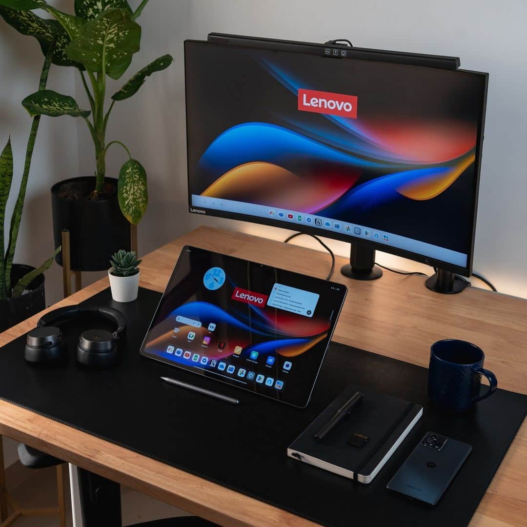 Lenovoのインスタグラム：「Think these photos are the same? Think again. How many desk differences can you detect? 🔍」