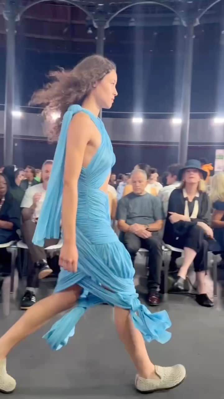 Vogue Españaのインスタグラム：「@jw_anderson reimagina la ropa deportiva en su show primavera-verano 2024 ✨ #londonfashionweek」