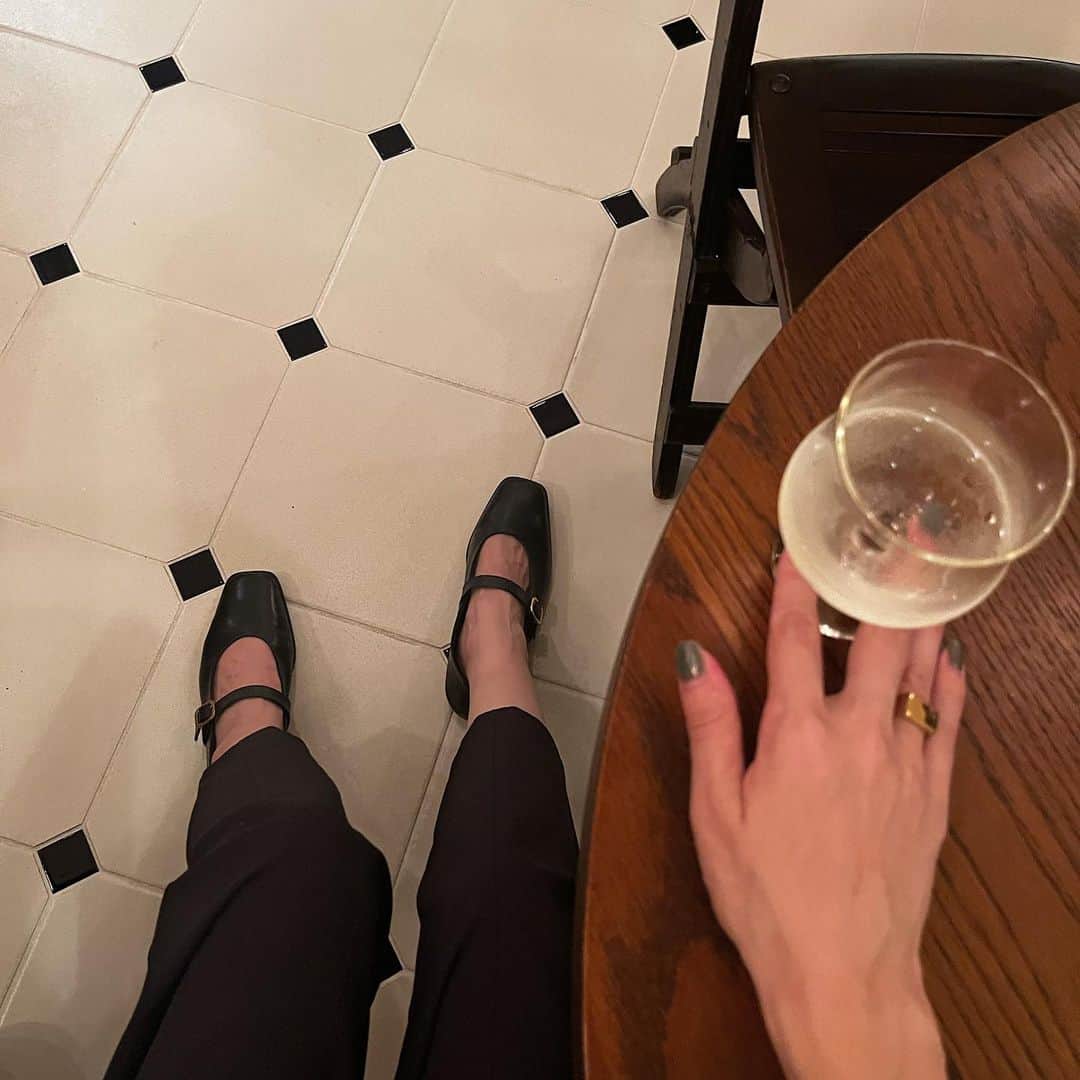 のインスタグラム：「🥂🤎  .  初おろししたシューズと 可愛い床タイルを撮りたかったものの、 後々写真を見返したら 手の血管にしか目がいかない🤣」