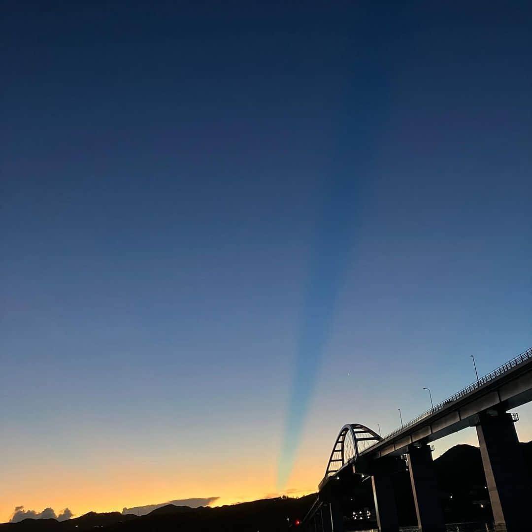 竹本健一さんのインスタグラム写真 - (竹本健一Instagram)「最近、こういう太陽光の光線みたいなのに遭遇する。遭遇、遭遇、遭遇。 1枚目は夕日の、2枚目のは朝日の。なにか名前あるのかなこういうの。」9月16日 22時04分 - takemotokenichi