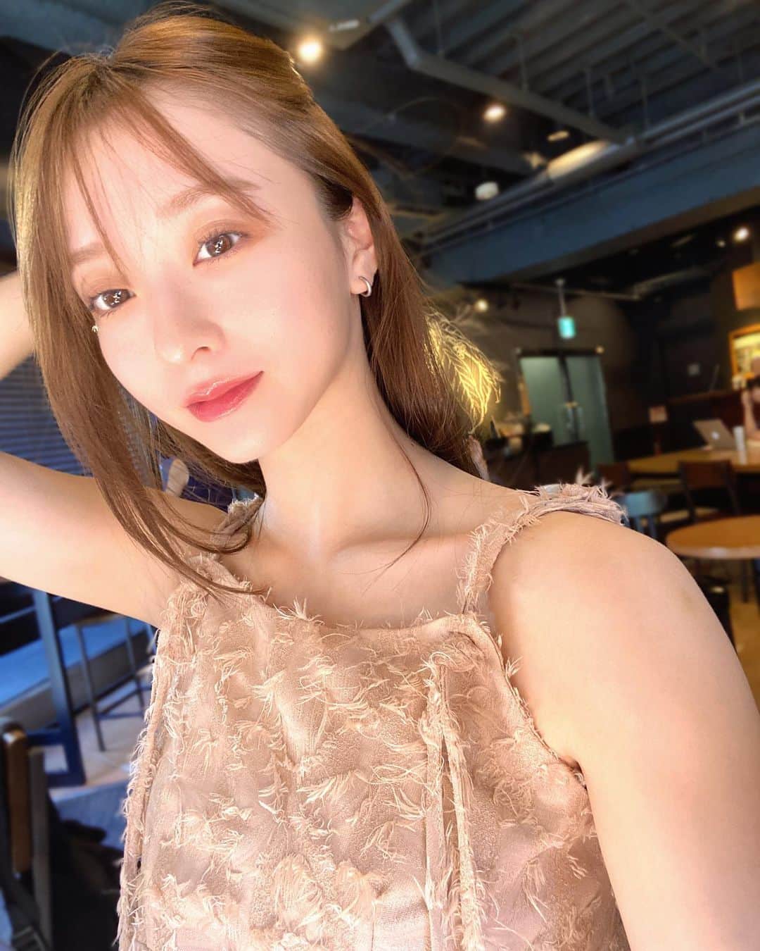 のインスタグラム：「・ ・  #れんの服  mellowneonのAWアイテムを先行でゲットしました♡ シルエットも色味も可愛すぎるの💓🎧  9/20からZOZOで販売らしいです！ オープンおめでとうございます☺️ 可愛いお洋服多いからみんなも真似してね！  私が着てるのは ノットジャガードフレアキャミワンピース /Pink🦩 肩紐調節できるから◎ 羽織りやインナー次第で長く着れるよ！ @mellow_neon   ・ ・」