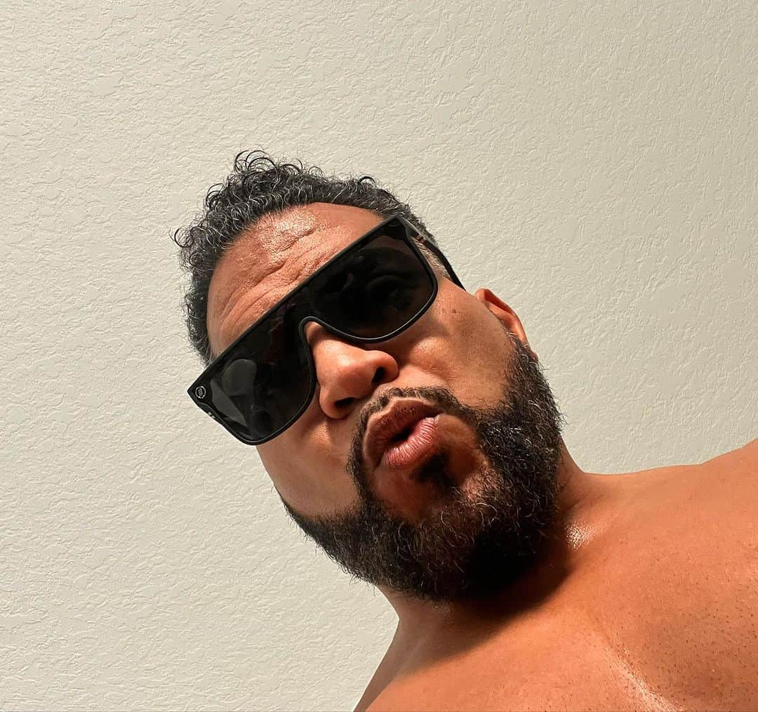 テヴィタ・フィフィタさんのインスタグラム写真 - (テヴィタ・フィフィタInstagram)「If you haven’t been watching college football and Deion Sanders then you may not know about @blenders . Best sunglasses out there! I’ve been rocking them for two years and now the secret is out thanks to @deionsanders ! They got different styles and colors for everyone. Hopefully they don’t stop doing their random sales ! #pleasedontstopyoursales」9月16日 22時06分 - tangaloanjpw