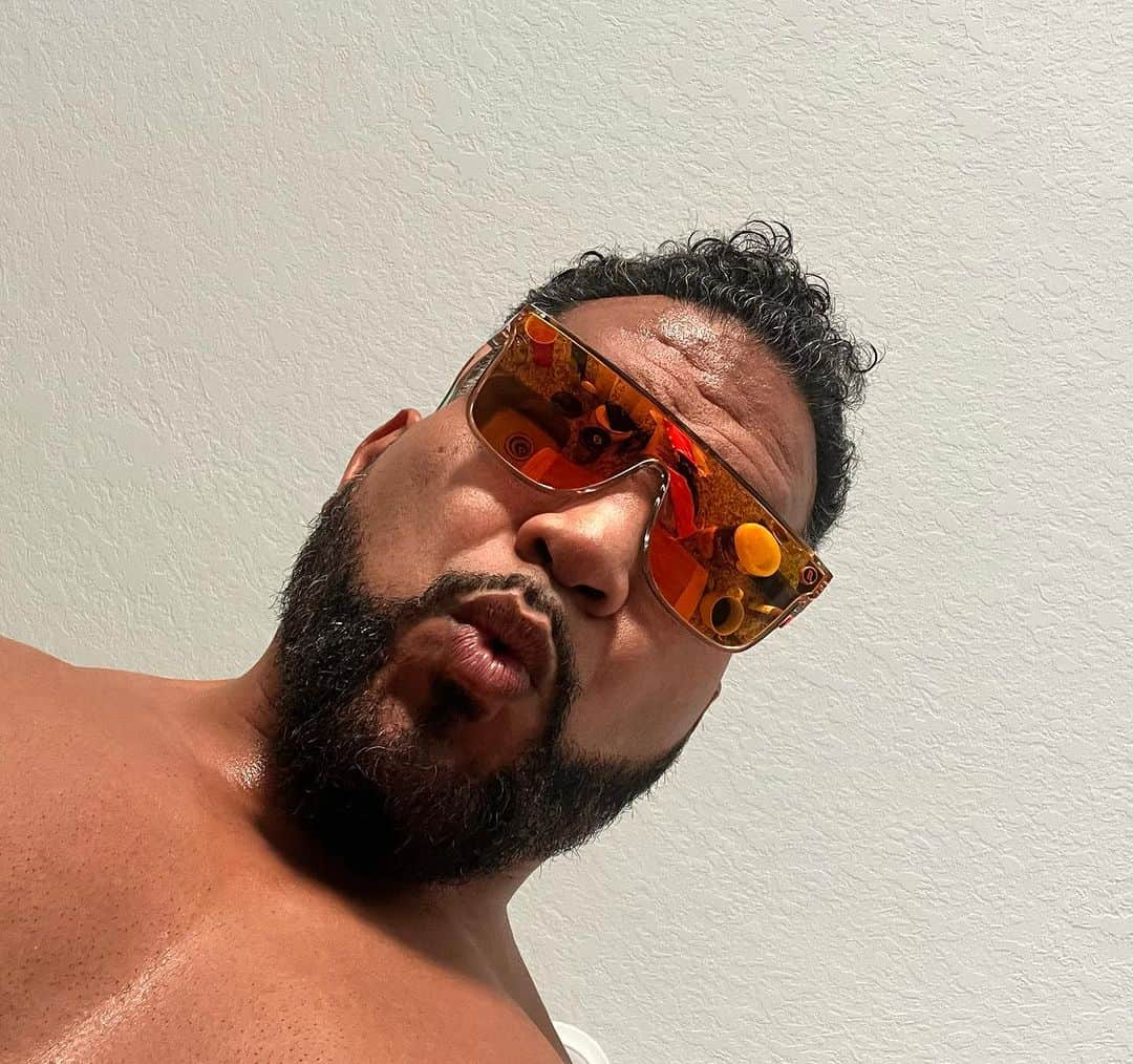 テヴィタ・フィフィタさんのインスタグラム写真 - (テヴィタ・フィフィタInstagram)「If you haven’t been watching college football and Deion Sanders then you may not know about @blenders . Best sunglasses out there! I’ve been rocking them for two years and now the secret is out thanks to @deionsanders ! They got different styles and colors for everyone. Hopefully they don’t stop doing their random sales ! #pleasedontstopyoursales」9月16日 22時06分 - tangaloanjpw