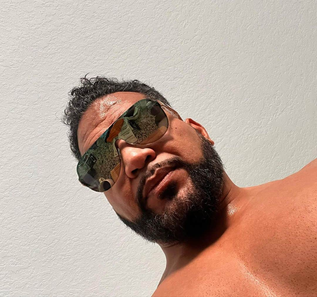 テヴィタ・フィフィタさんのインスタグラム写真 - (テヴィタ・フィフィタInstagram)「If you haven’t been watching college football and Deion Sanders then you may not know about @blenders . Best sunglasses out there! I’ve been rocking them for two years and now the secret is out thanks to @deionsanders ! They got different styles and colors for everyone. Hopefully they don’t stop doing their random sales ! #pleasedontstopyoursales」9月16日 22時06分 - tangaloanjpw