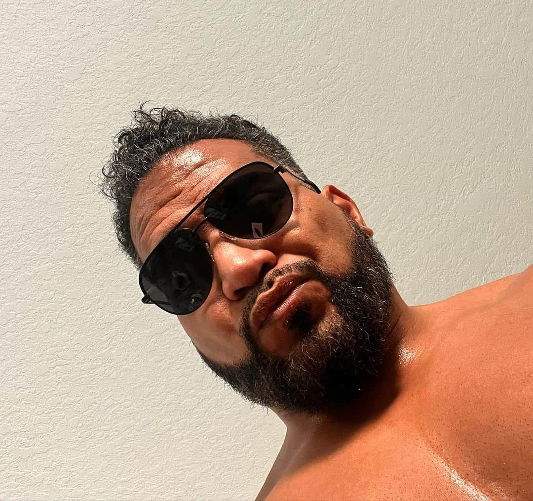 テヴィタ・フィフィタさんのインスタグラム写真 - (テヴィタ・フィフィタInstagram)「If you haven’t been watching college football and Deion Sanders then you may not know about @blenders . Best sunglasses out there! I’ve been rocking them for two years and now the secret is out thanks to @deionsanders ! They got different styles and colors for everyone. Hopefully they don’t stop doing their random sales ! #pleasedontstopyoursales」9月16日 22時06分 - tangaloanjpw