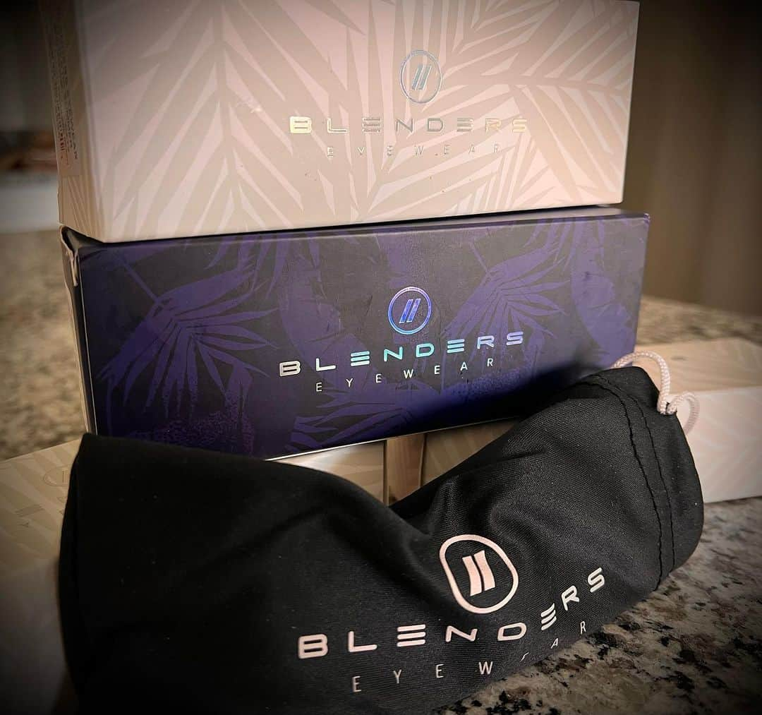 テヴィタ・フィフィタのインスタグラム：「If you haven’t been watching college football and Deion Sanders then you may not know about @blenders . Best sunglasses out there! I’ve been rocking them for two years and now the secret is out thanks to @deionsanders ! They got different styles and colors for everyone. Hopefully they don’t stop doing their random sales ! #pleasedontstopyoursales」