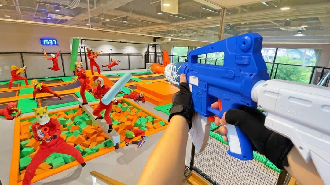 Kamiwaza Trickshotsのインスタグラム：「Nerf War | Amusement Park Battle 46🔫 ナーフ戦争 | トランポリンパークTOBUPARA & BCF suzuka編🔥公開  今回は愛知県にあるトランポリンパークと三重県にあるサバゲー施設とのコラボ動画です！！ それぞれの良さを活かし、全く違った２つのテイストを融合したナーフの戦いをお楽しみ下さい😎🔥  @tobupara  @bcf.suzuka  お忙しいなか撮影に全面協力して頂き本当にありがとうございました🙏  @kamiwaza.tomo @nari_kamiwaza @hidetorian  #nerf #nerfwar #nerfgun  #youtube #tobupara  #bcfsuzuka」