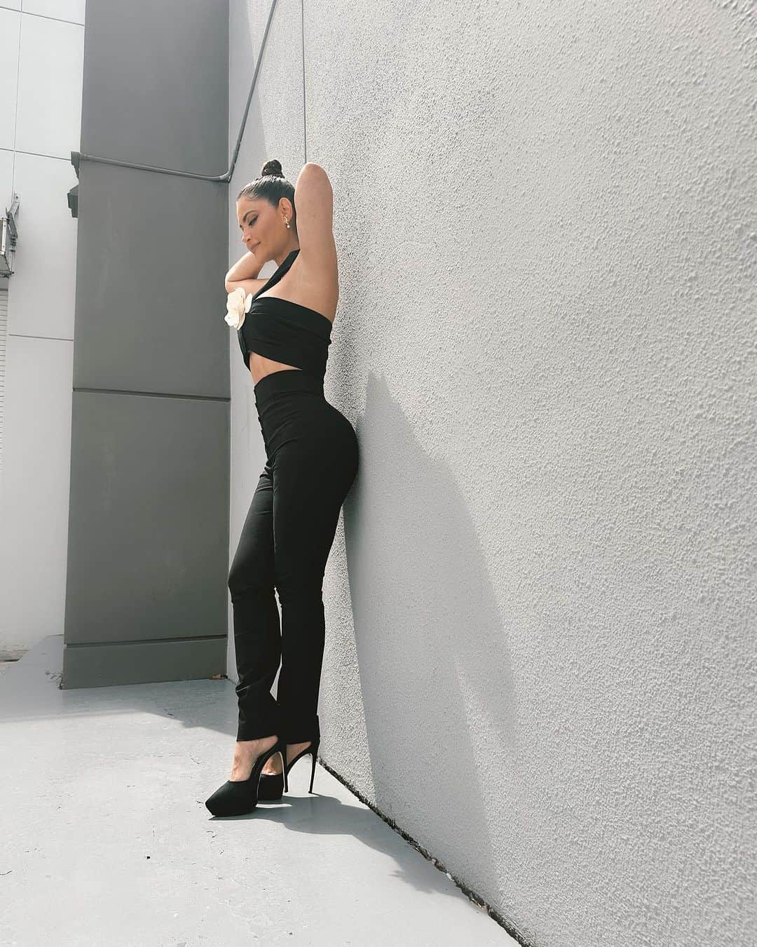 のインスタグラム：「Si no persigues lo que quieres, nunca lo tendrás. Si no preguntas, la respuesta siempre será no. Si no das un paso adelante, siempre estarás en el mismo lugar 💥  🖤🎬📽️  Feliz sábado family ☀️」