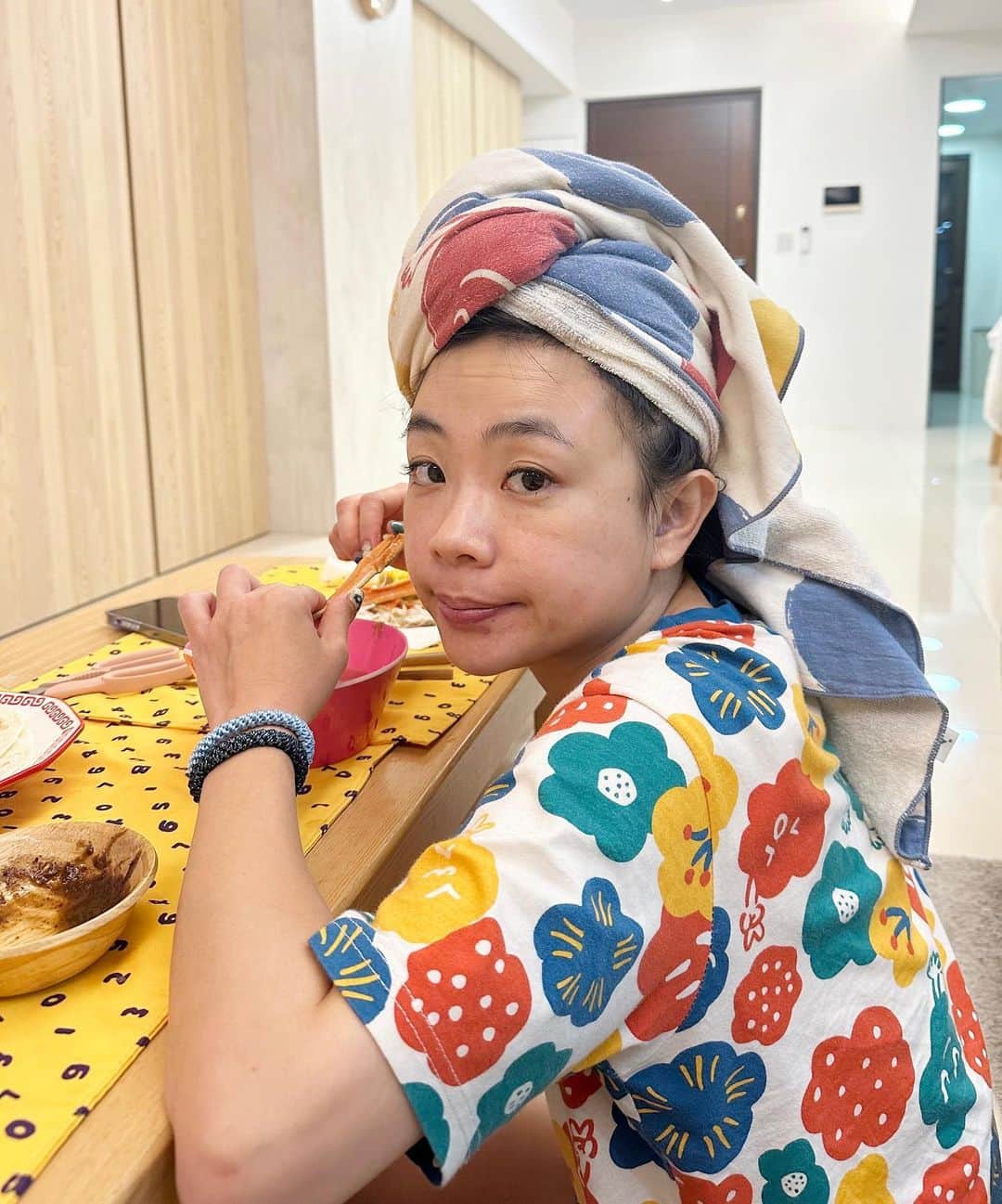 蔡阿嘎さんのインスタグラム写真 - (蔡阿嘎Instagram)「發文🙋：女生洗完頭髮可以像這樣包起來撐多久不吹？我個人觀察我老婆最高記錄4小時！🤣🤣🤣」9月16日 22時15分 - yga0721