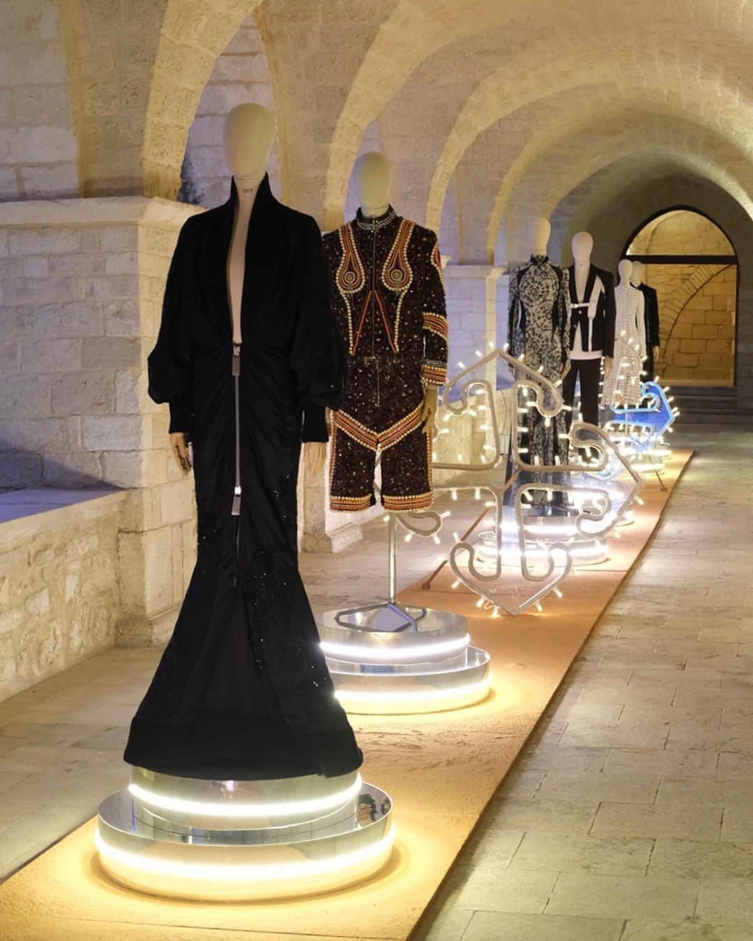 OFF-WHITE C/O VIRGIL ABLOHのインスタグラム：「Off-White™ at @Nugnes1920  Off-White™ pays homage to Trani and Apulia with a special exhibition by portraying looks from the Fall Winter 2023 show ~ starting today to Sunday, September 17th at Santa Maria Colonna Monastery in Trani  photography c/o @ivan.ruberto」