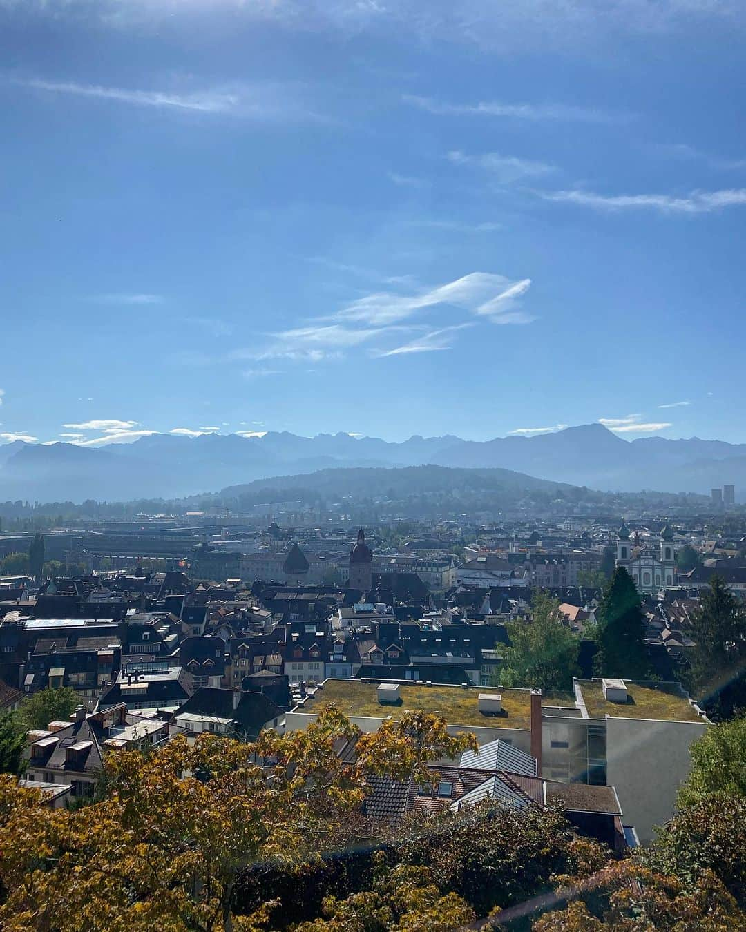 林えみりさんのインスタグラム写真 - (林えみりInstagram)「ルツェルンの街を敵から守る為に、 1400年に造られた『ムーゼック城壁』。  現存する城壁としてはスイス最長だそう。  9本の見張り塔があって、 そのうち4つの塔に登ることができます。  そもそも丘の上に経ってるし、 塔自体もすっごく高くて、 怖かったけどひーひー言いながら一番上まで登りました〜😂  9つの塔のうちの時計塔の鐘は 1535年からずっと町に時を告げているそうで、ルツェルンに数ある教会などの鐘は、すべてこの時計塔の鐘より1分遅れて鳴らされることになっているそうです🔔  個々で時計を持ってなかった時代から、ずっと今日まで鳴らされている鐘。 素敵だし、時間がわかって便利だね。  #ムーゼック城壁 #ルツェルン観光#ルツェルン#スイス#スイス旅行 #luzern #switzerlandtravel #swiss」9月16日 22時17分 - emiri_konatsu