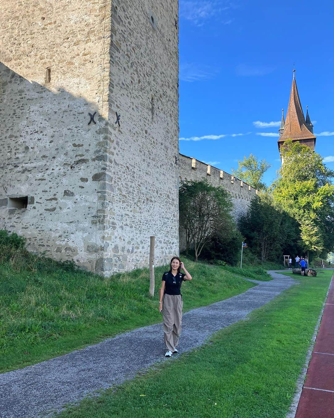 林えみりさんのインスタグラム写真 - (林えみりInstagram)「ルツェルンの街を敵から守る為に、 1400年に造られた『ムーゼック城壁』。  現存する城壁としてはスイス最長だそう。  9本の見張り塔があって、 そのうち4つの塔に登ることができます。  そもそも丘の上に経ってるし、 塔自体もすっごく高くて、 怖かったけどひーひー言いながら一番上まで登りました〜😂  9つの塔のうちの時計塔の鐘は 1535年からずっと町に時を告げているそうで、ルツェルンに数ある教会などの鐘は、すべてこの時計塔の鐘より1分遅れて鳴らされることになっているそうです🔔  個々で時計を持ってなかった時代から、ずっと今日まで鳴らされている鐘。 素敵だし、時間がわかって便利だね。  #ムーゼック城壁 #ルツェルン観光#ルツェルン#スイス#スイス旅行 #luzern #switzerlandtravel #swiss」9月16日 22時17分 - emiri_konatsu