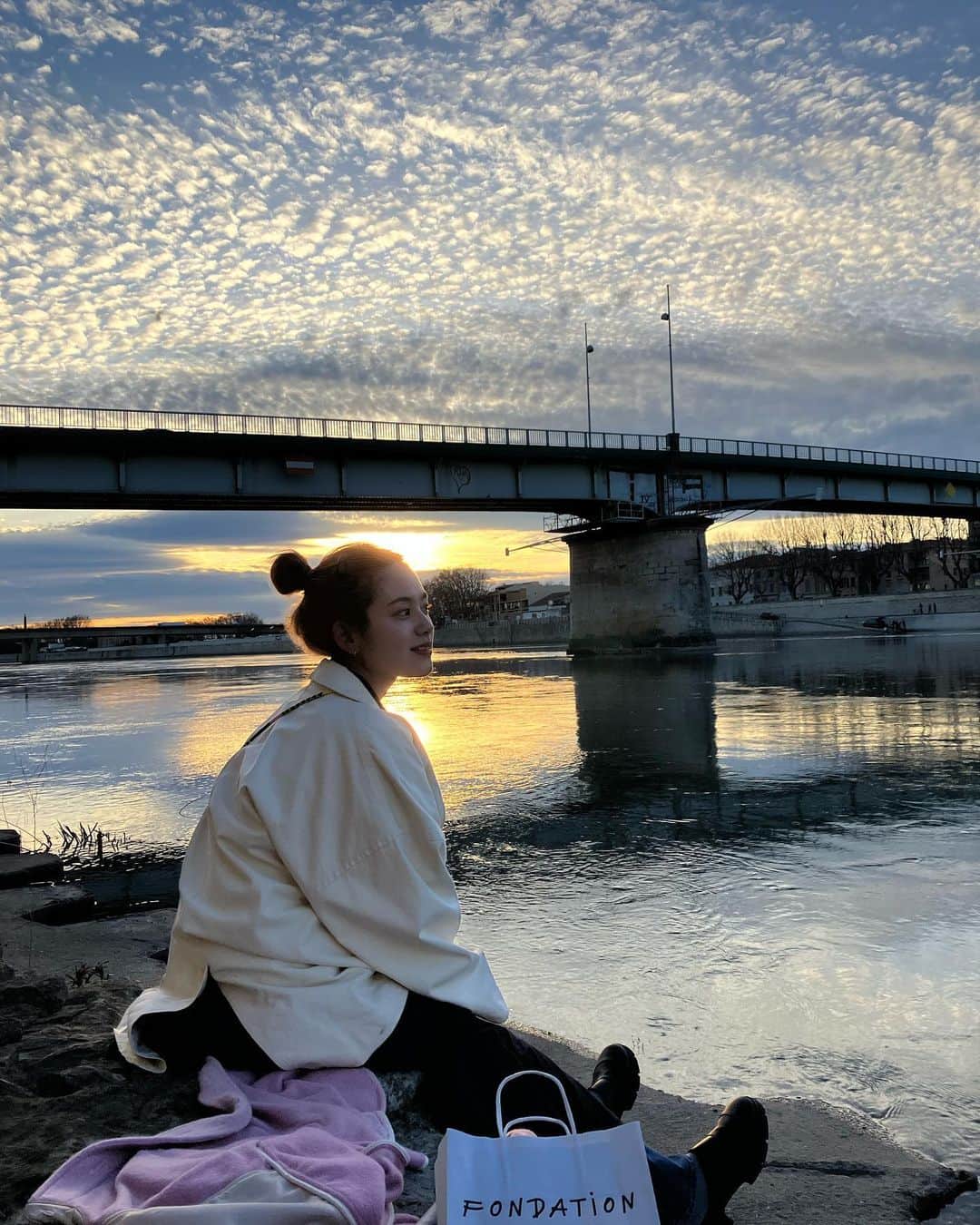 のインスタグラム：「舞台ももうすぐ降り返し地点。 今日も温かい拍手をありがとうございました☺️*:.  この尊い時間を抱きしめながら、毎公演大切に演じていきたいとおもいます。 舞台は不思議なものだなぁと日々感じます。観にきてくれたみなさんと一緒にここにしかない何かがあることを確実に発見しています。  明日はアフタートークもあります。 3連休なにしようかなって方は是非 遊びに来てくださいませ♩  #マークトウェインと不思議な少年」