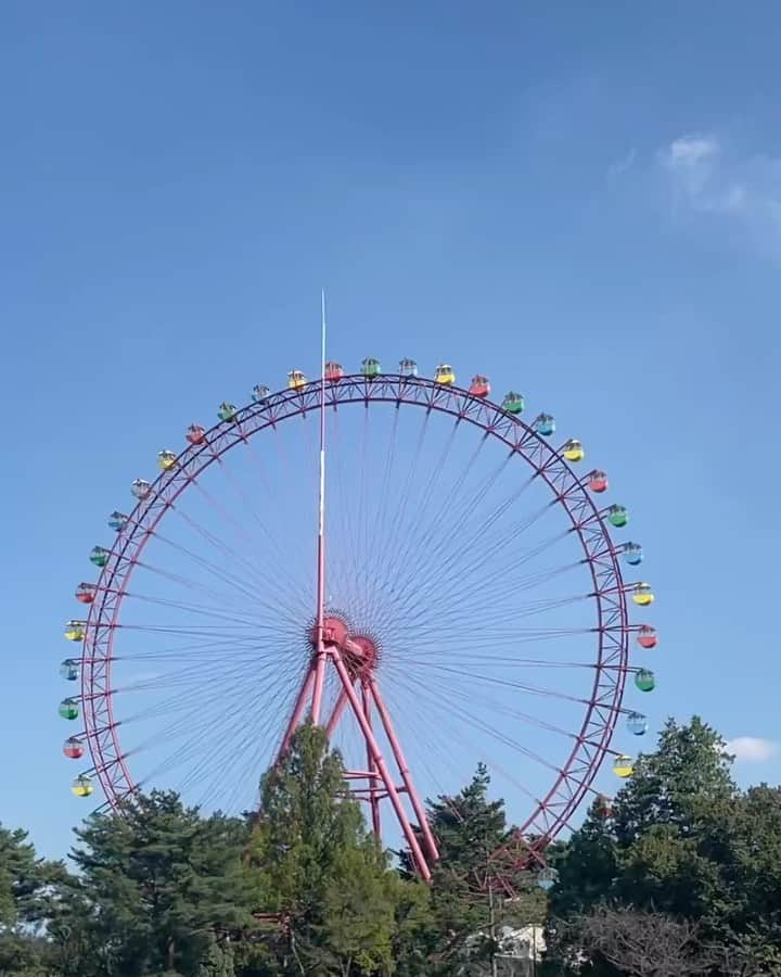 前田亜美のインスタグラム：「. . 西武園ゆうえんち🎡🎢🎠𓈒𓂂. . . . ちなみに、この日スカートの縫い目が破れて必死に隠してたんだけど……👉🏻👈🏻⸝⸝⸝💭笑  親子で👨‍👧来てたお父さんが  「お姉さん、スカート破れちゃってます！」って優しさで教えてくれて  恥ず過ぎてとっさに 「あ、知ってます！はしゃぎすぎて破けました！」って答えたのはここだけの秘密。🤫笑  全然隠れてなくて妹と爆笑した。笑  ラムネは妹が 自力ブーメランとか言って乾杯してきた🥤🍬💙笑  〜〜〜〜〜思ひ出〜〜〜〜〜   #西武園ゆうえんち  #西武園」