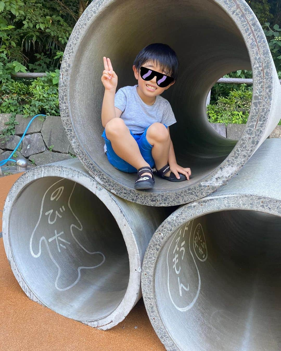 尾崎ナナさんのインスタグラム写真 - (尾崎ナナInstagram)「夏休み前かな？ 息子がドラえもんにハマりまして、 #藤子f不二雄ミュージアム に行ってきました✨ 息子は勿論テンション上がるし、わたしも昔から知っているので興味津々で楽しかったです😍  夫とドラえもんの道具で一番何が欲しい？って話になって、わたしが「タケコプター！」と言ったら、「いやいやどこでもドアでしょ！」って。 まぁわざわざ飛んでいかなくてもすぐどこでも行けるもんね🥹 でもさ、空飛んでみたいな。笑 皆んなは何欲しい？✨  映え写真、、久々に撮ったな🤣🤣  #ドラえもん #映え写真 #全部シャツ出てるやん #ごめんよw」9月16日 22時20分 - nana._.ozaki