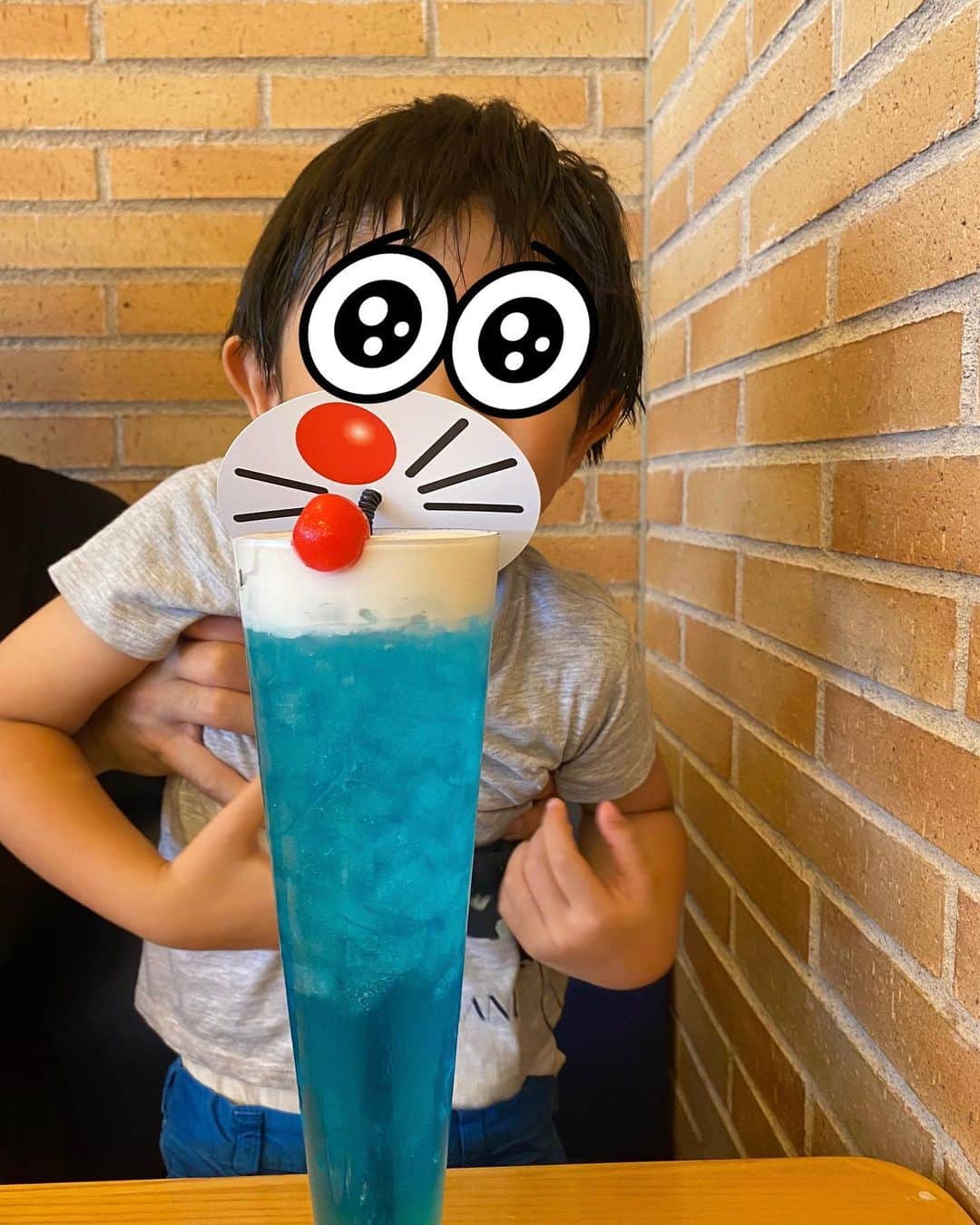 尾崎ナナのインスタグラム：「夏休み前かな？ 息子がドラえもんにハマりまして、 #藤子f不二雄ミュージアム に行ってきました✨ 息子は勿論テンション上がるし、わたしも昔から知っているので興味津々で楽しかったです😍  夫とドラえもんの道具で一番何が欲しい？って話になって、わたしが「タケコプター！」と言ったら、「いやいやどこでもドアでしょ！」って。 まぁわざわざ飛んでいかなくてもすぐどこでも行けるもんね🥹 でもさ、空飛んでみたいな。笑 皆んなは何欲しい？✨  映え写真、、久々に撮ったな🤣🤣  #ドラえもん #映え写真 #全部シャツ出てるやん #ごめんよw」