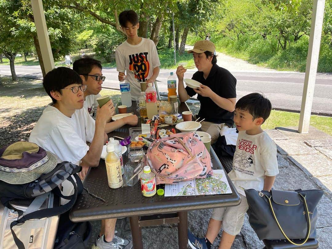 アイミさんのインスタグラム写真 - (アイミInstagram)「7月17日三連休最終日✨ めちゃめちゃ暑い日に幼なじみfamily同士でピクニックin万博記念公園✨  あんなに人がいない万博記念公園は初めてみました（笑）  でもなんやかんやと閉園まで楽しめましたよ❣️また涼しくなったら行きたい場所です🫶  #ピクニック #家族 #万博記念公園」9月16日 22時23分 - aimi10070302