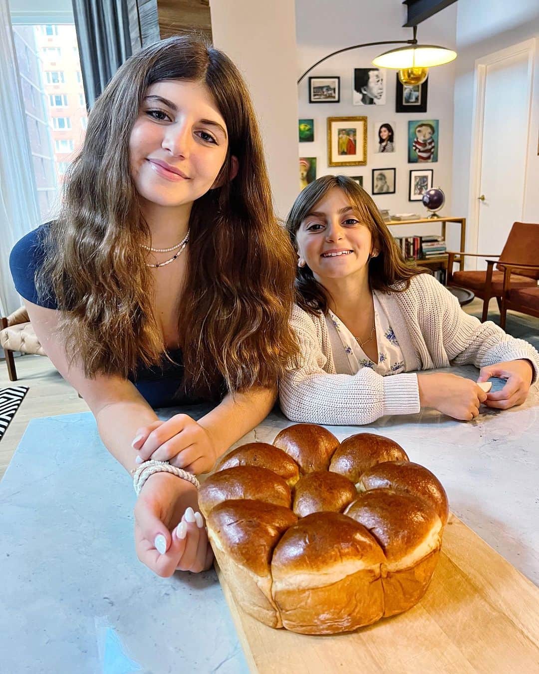 Ilana Wilesのインスタグラム：「Wishing a sweet new year to everyone, especially my Jewish followers today! Pull apart Challah for the win! Shana Tova!」