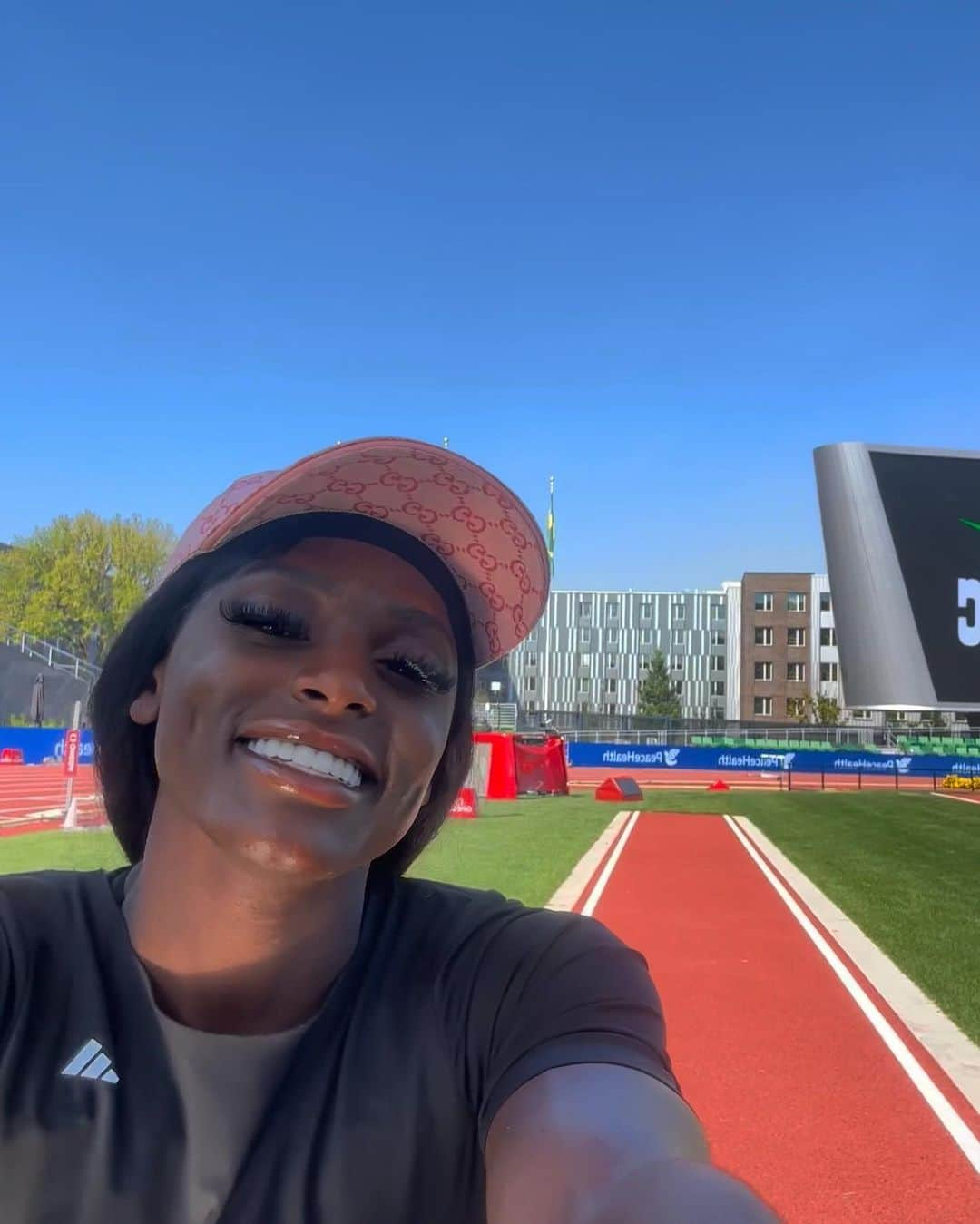 ダリル・ニータのインスタグラム：「Back in the states! 🇺🇸😁  Excited to racing the 200m tomorrow in Eugene at  @preclassic for my last race of the season! ⚡️♥️  Let’s get it, go time! 🔥  p.s thank you Alexander for the t-shirt, carried all the way from Argentina! 🥹👕」