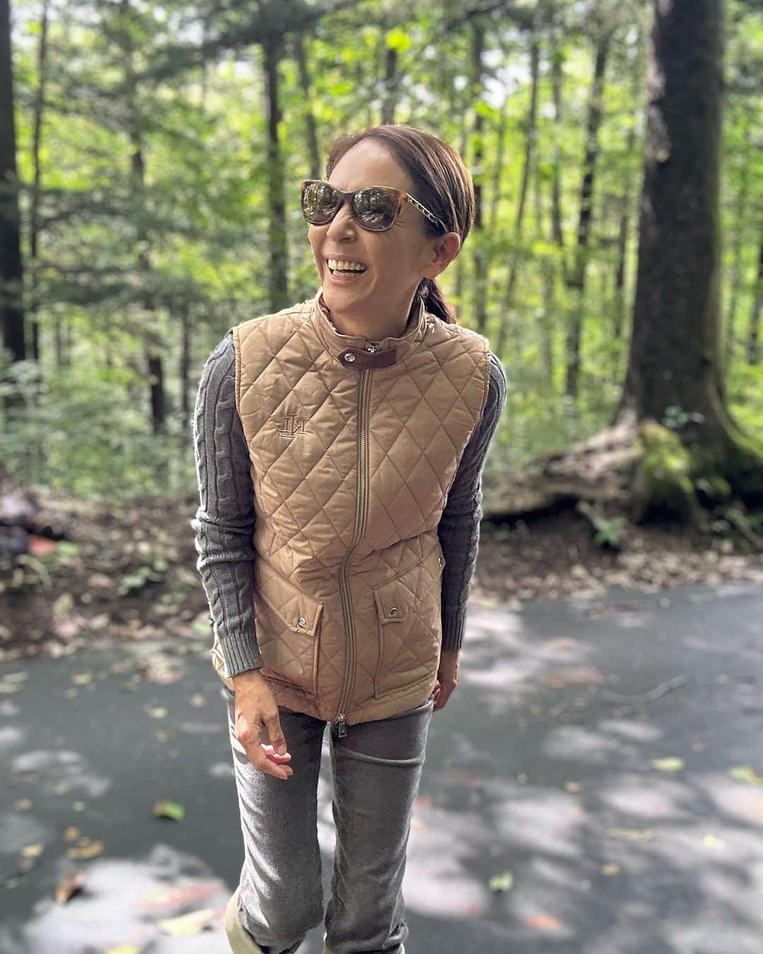 HARUKO（真木明子）のインスタグラム：「「キルティングベスト」 街を歩いていたり 雑誌で見たり ベストを美しく着こなす方に憧れておりました。 でも自分は食わず嫌いで、なかなか手を出せず  そして、なかなか欲しいと思うまでのベストに 出会うことがありませんでした。  どうしても 洗練されたベストを着ている自分は想像できなかったのもあります。  しかしこのローレンラルフローレンのキルティングベストは 寒くなった冬に、家の中でも着ている自分を想像できました。 洗濯機洗いができるし 朝起きてパッとトレーナーの上に羽織っている自分が。。。  「美しさと機能性を兼ね備えたベスト」  ネック部分のフェイクレザータブや裏地のベルティング（手綱）プリントが ローレン特有の美しい乗馬の雰囲気エクストリアンな要素が散りばめられたキルティングベストです  ウォーキング、買い物、車やバイクの運転、庭仕事さらにゴルフまで。 暑かったり寒かったり忙しい女性には 本当にあると便利だと確信しました。 体温調節のために、ベストは一枚あればとても便利  誰か人が来てもこれを羽織れば こなれたおしゃれな人になれます。  「まず着た時の軽さ、美しさにびっくり‼️」  形：ストレートフィット ストレートフィットなので動きやすく、ゴルフや運転、ウォーキング、庭の手入れ時にもピッタリ  素材：ポリエステル100% とにかく軽い、扱い易い 中綿の量、良い意味で薄いのに美しいこのバランス感覚がすごい  ディテール：①ネック部分にはフェイクレザータブ、背中部分のフェイクレザータブもエレガントなアクセント ②裏地にはベルティングプリントの生地で エクストリアン要素が散りばめられている ②胸元に『LRL』のモノグラム刺繍 ③ダイヤモンドキルトの絶妙な美しさ ④首元の立ち上がりの美しさ（中に、何をお召しになっても美しさが際立つ高さ） ⑤ファスナーのシルバー感。オリジナルファスナーにもLRLのロゴ  動きに邪魔にならない配慮 美しさに磨きがかかる配慮  機能： ①ネック部分のフェイクレザータブを止めることで首元を暖かく ②大きめのフラップポケットが両サイドについており スマートフォンや、鍵など収納できるのも嬉しい ③ダブルジップで開け閉めのバランスでさらに動き易い 腰元のつっぱりがなく、自転車を漕いだり、運転をしたり、かがんで庭仕事をする時にも楽 ④ 洗濯機洗いオッケー👌👌👌 ⑤真冬はコートのインナーとしても😊  コーディネート： 秋口のまだ涼しい時には薄手のニットの上に、冬が深まり寒くなった時期には コートの中のインナーベストとして着用可能 秋口から春先まで着用可能で、腰丈なので パンツやスカートでもコーディネートし易い。  これだけ素晴らしいベスト！ 軽い！おしゃれ！機能的！ エレガント！ 春先まで着用できるから かなりのお得だと思いました😊  ネイビーとベージュ。 どちらの色がお好みですか？😊  ベストデビューする私は 新しい自分に出会える嬉しさで 早く涼しくなって欲しいと願うばかりです😊  #ローレンラルフローレン #qvcジャパン  #pr」