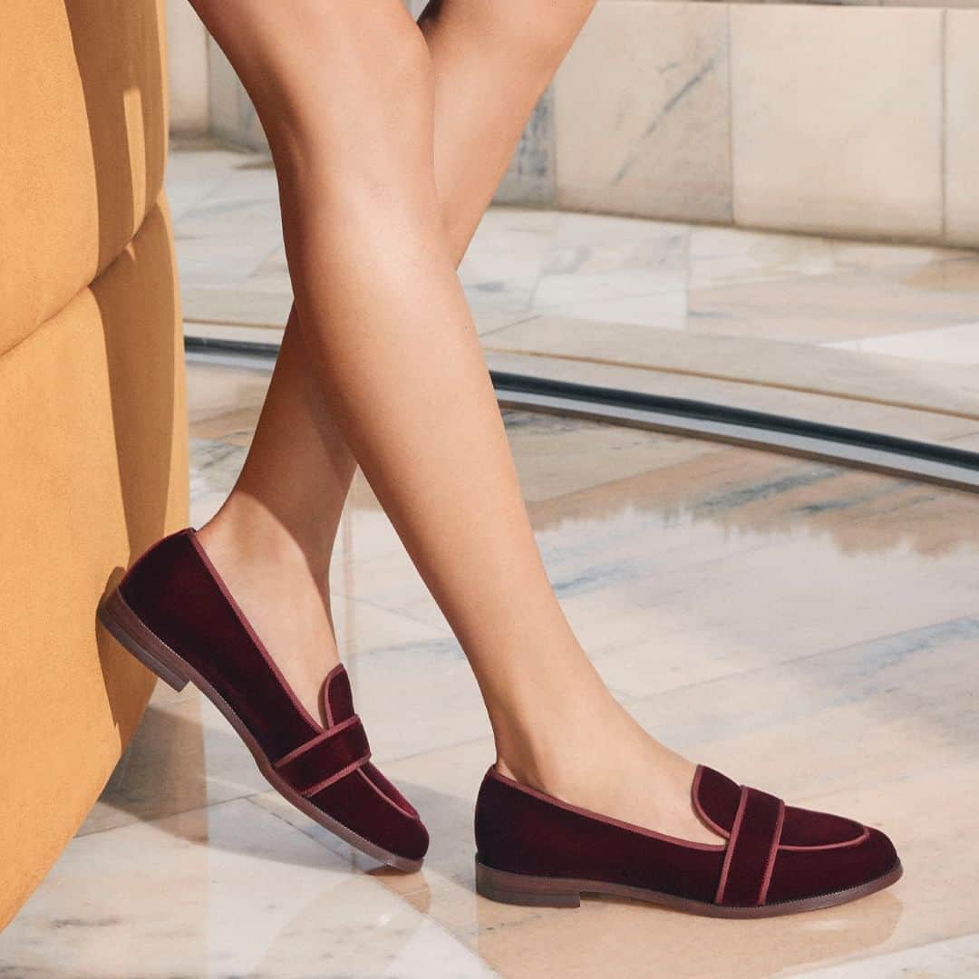Aquazzuraのインスタグラム：「Looking for a fail-proof everyday shoe? Opt for the Martin Moccasin, a timeless beauty crafted from plush velvet and grosgrain   #AQUAZZURA  #AQUAZZURAFlats」