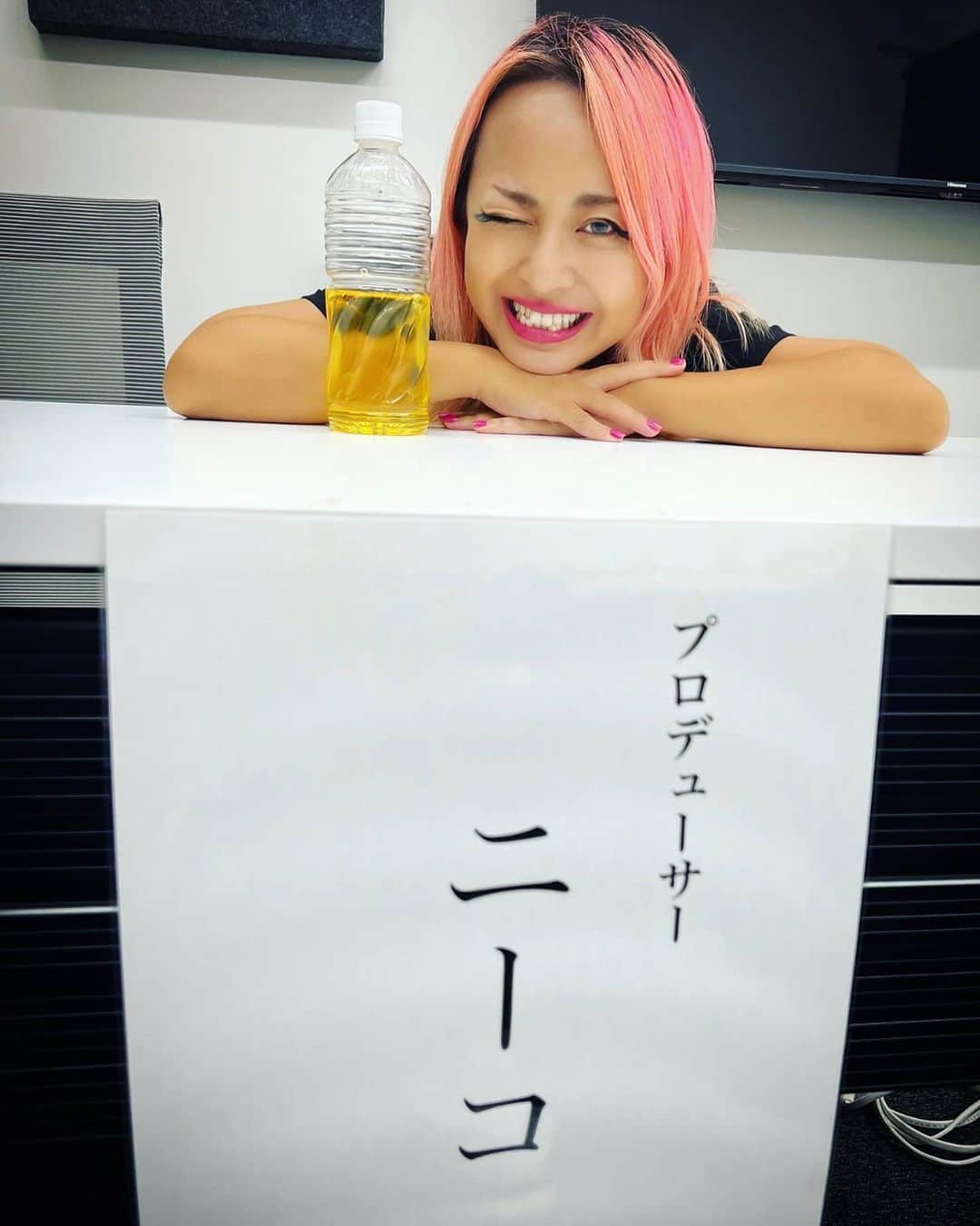 ニーコのインスタグラム：「声優プロジェクトのプロデューサーをつとめさせていただいて約半年！ 年齢層も幅広く、本当に沢山の様々な方とプロデュースで関わり、 経験からの演技や技術やマインドやら生き様を伝授し、一人一人の個性や才能や魅力を見つけ出し言語化しアドバイスしたり背中を押すお仕事 自分自身が表現者としてお仕事するのも 人の長所や個性を見つけ出し伸ばしていくお仕事も どちらも本当に楽しくて天職かと思います！😇 仕事に恵まれ40歳を目前にニーコはまたパワーの容器が増えました💪  元々ニーコは「ニーコ」の全てを世の中の皆様にどの部分でも楽しんでもらってむしゃむしゃ食べ尽くして明日へのエネルギーにしてほしいと思ってこの世界へ入りました 講師としての若手育成ももちろん、プロデューサーとしても表現者としても手段は違うだけで目的は全て一緒です😋  さー明日もがんばります💪 今日は大阪でした♡いま帰ってきたよん🚄」