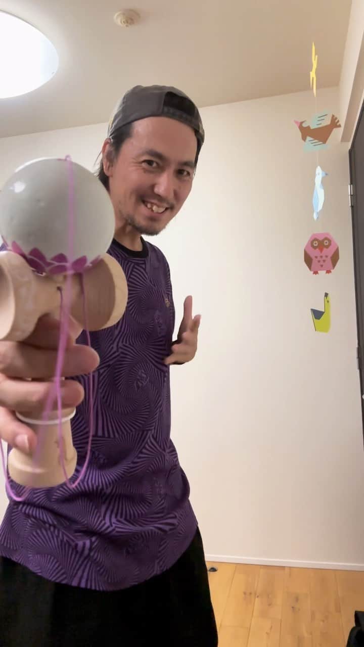 ZOOMADANKEのインスタグラム：「今日は月に一回のコダミラDAY。 @kodamira_official  やり残した宿題は今日中に。  フリップジャグ風車ジャグフリップジャグ風車けん FLIP JUGGLE GUNSLINGER JUGGLE FLIP JUGGLE GUNSLINGER SPIKE. できたどー！！！　 @kalzosa @sosuke_dama @tokyodamagirls   KENDAMA→ @nonoka_kyodo promod from @sweetskendamas @sweetskendamasjapan  #zoomadanke #kendama #sweetskendamas #kodaman #けん玉　#aldies #けん玉が似合わないとは言わせない　#いいけん玉です　#kodamira #コダミラ」