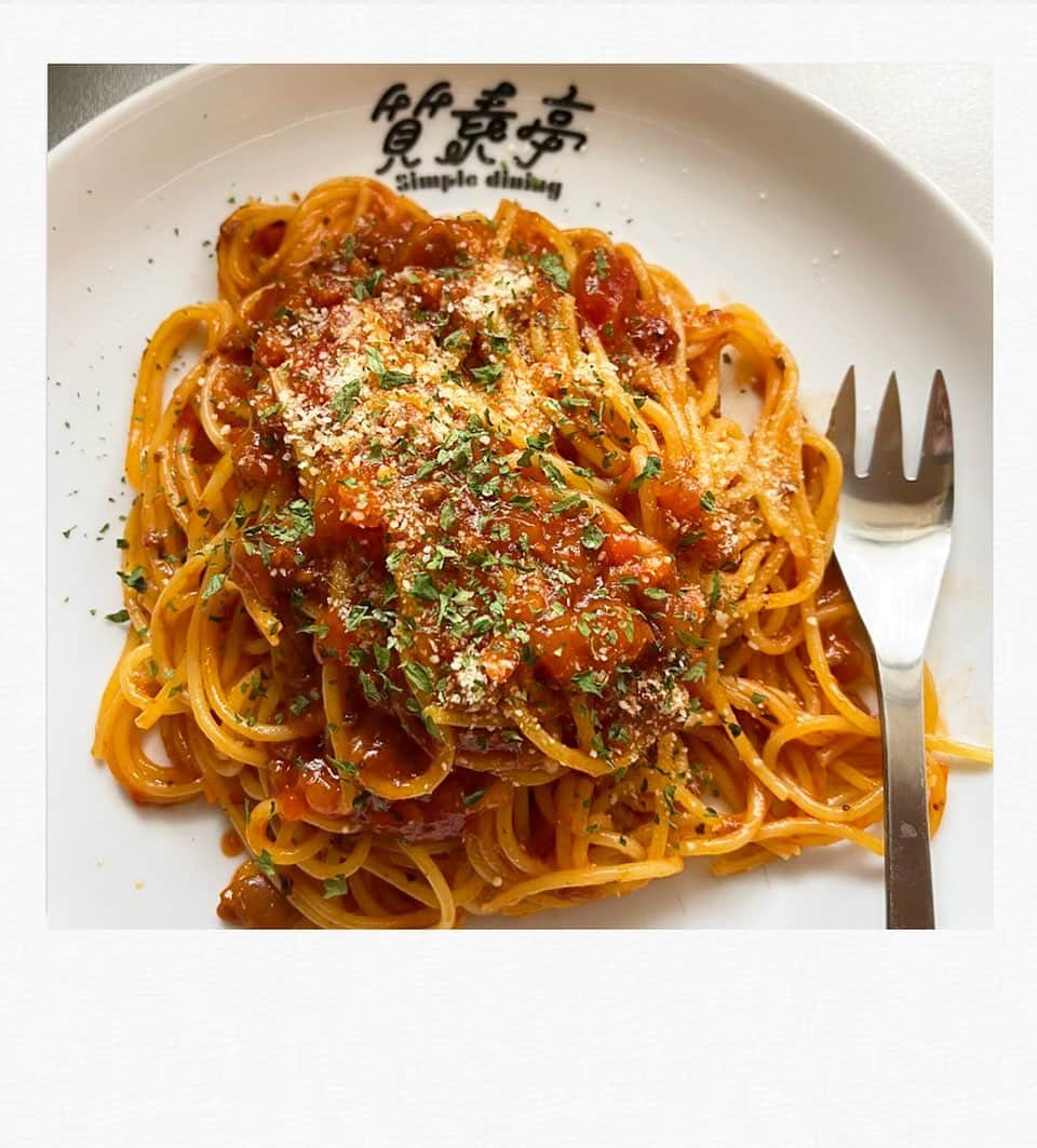 かせきさいだぁのインスタグラム：「本日の質素亭、『マ・マー ミートソース』のパスタ❤️質素亭レシピで簡単美味〜い😋 #質素亭 #しっそ亭   質素亭レシピです。フライパンにオリーブオイル少々とニンニク（チューブで可）を炒めて香りづけ、レトルトを投入して、バジル・オレガノを振って香りづけ〜。茹で上がったパスタを混ぜて、茹で汁お玉一杯かけて強火でグルグルして出来上がり〜❤️」