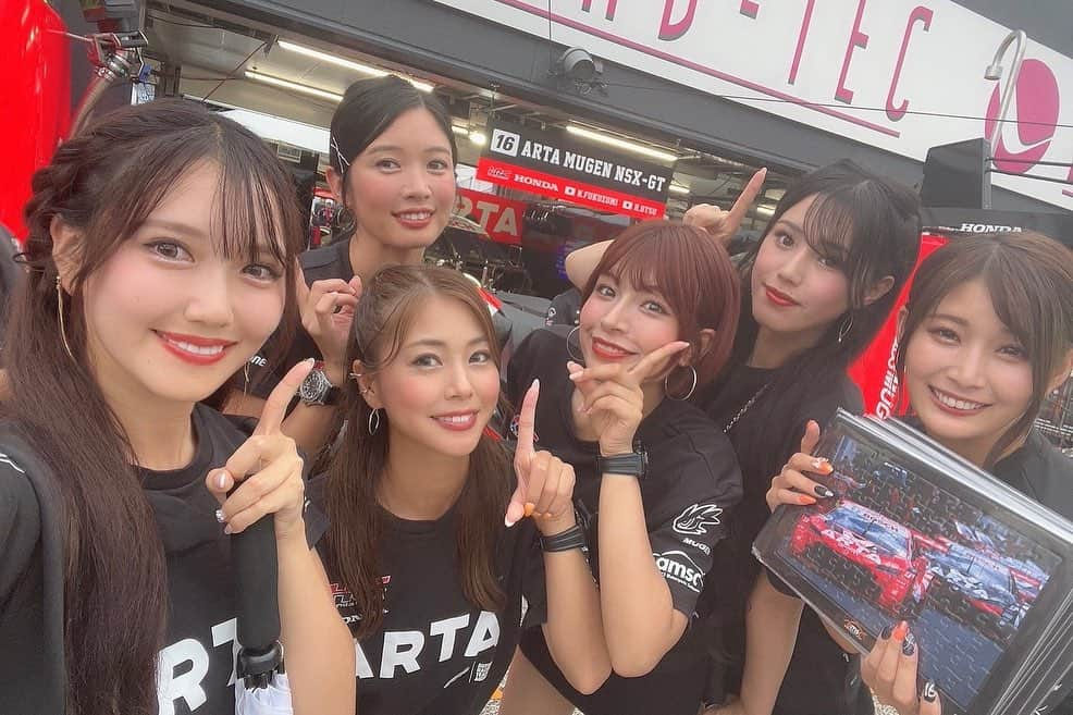 木村理恵さんのインスタグラム写真 - (木村理恵Instagram)「本日はSUPERGT Rd.6 SUGO🖤 予選🏁お疲れ様でした❣️  なんと‼️予選8号車ポール取りました👏嬉しい〜😍🔥 おめでとう御座います🖤‼️  明日は8号車1番手☝️そして、 16号車13番手からのスタートになります✊🔥 明日も8号車・16号車 ARTA MUGEN NSX-GTの応援を 宜しくお願い致します‼️  本日は野尻選手と鈴木亜久里総監督の誕生日🎂をしてかなり盛り上がってました❣️おめでとうございます㊗️明日はポールトゥウィンお願いします🥹✊🔥  そして明日は8号車ポールポジションを担当するのは、 今年でレースクイーンを卒業する、 みたんがラストのグリッドを務めます🫶 @imaimidori  是非見に行ってくださいね💕  明日も宜しくお願いします🖤  #ARTA#ARTAGALS#supergt #スーパーGT#AUTOBACS #cvstos  #オートバックス#HONDA#MUGEN #モータースポーツ#スポーツランドsugo #菅生 #motorsports#サーキット #木村理恵#レースクイーン #ラーキム」9月16日 22時35分 - rierienari1229