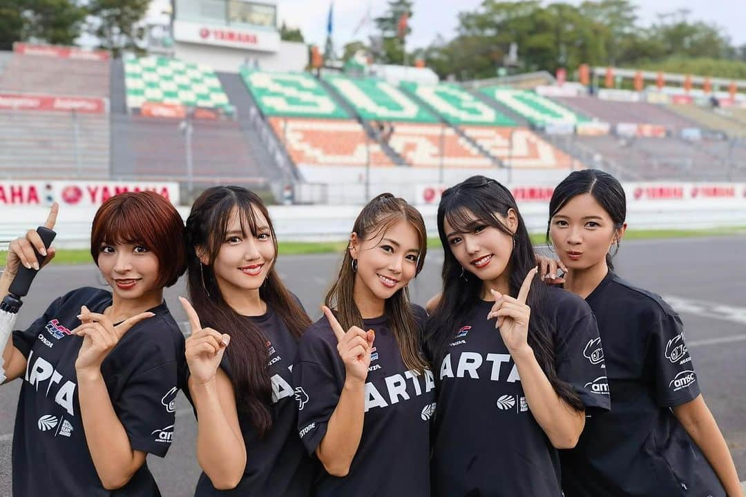 木村理恵さんのインスタグラム写真 - (木村理恵Instagram)「本日はSUPERGT Rd.6 SUGO🖤 予選🏁お疲れ様でした❣️  なんと‼️予選8号車ポール取りました👏嬉しい〜😍🔥 おめでとう御座います🖤‼️  明日は8号車1番手☝️そして、 16号車13番手からのスタートになります✊🔥 明日も8号車・16号車 ARTA MUGEN NSX-GTの応援を 宜しくお願い致します‼️  本日は野尻選手と鈴木亜久里総監督の誕生日🎂をしてかなり盛り上がってました❣️おめでとうございます㊗️明日はポールトゥウィンお願いします🥹✊🔥  そして明日は8号車ポールポジションを担当するのは、 今年でレースクイーンを卒業する、 みたんがラストのグリッドを務めます🫶 @imaimidori  是非見に行ってくださいね💕  明日も宜しくお願いします🖤  #ARTA#ARTAGALS#supergt #スーパーGT#AUTOBACS #cvstos  #オートバックス#HONDA#MUGEN #モータースポーツ#スポーツランドsugo #菅生 #motorsports#サーキット #木村理恵#レースクイーン #ラーキム」9月16日 22時35分 - rierienari1229