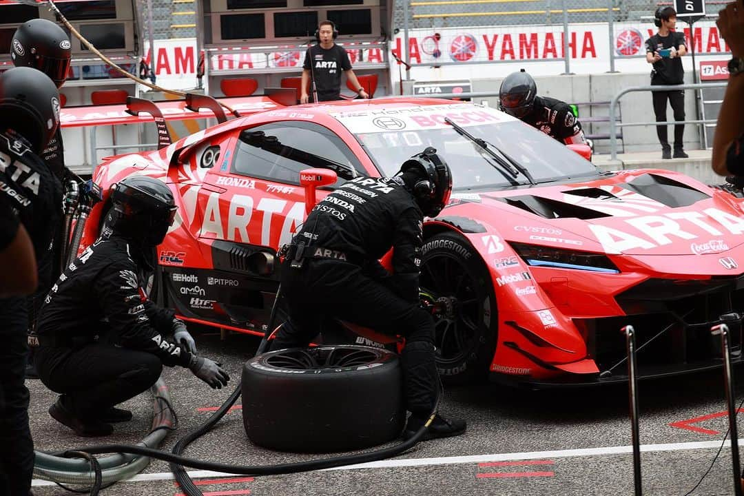 木村理恵さんのインスタグラム写真 - (木村理恵Instagram)「本日はSUPERGT Rd.6 SUGO🖤 予選🏁お疲れ様でした❣️  なんと‼️予選8号車ポール取りました👏嬉しい〜😍🔥 おめでとう御座います🖤‼️  明日は8号車1番手☝️そして、 16号車13番手からのスタートになります✊🔥 明日も8号車・16号車 ARTA MUGEN NSX-GTの応援を 宜しくお願い致します‼️  本日は野尻選手と鈴木亜久里総監督の誕生日🎂をしてかなり盛り上がってました❣️おめでとうございます㊗️明日はポールトゥウィンお願いします🥹✊🔥  そして明日は8号車ポールポジションを担当するのは、 今年でレースクイーンを卒業する、 みたんがラストのグリッドを務めます🫶 @imaimidori  是非見に行ってくださいね💕  明日も宜しくお願いします🖤  #ARTA#ARTAGALS#supergt #スーパーGT#AUTOBACS #cvstos  #オートバックス#HONDA#MUGEN #モータースポーツ#スポーツランドsugo #菅生 #motorsports#サーキット #木村理恵#レースクイーン #ラーキム」9月16日 22時35分 - rierienari1229