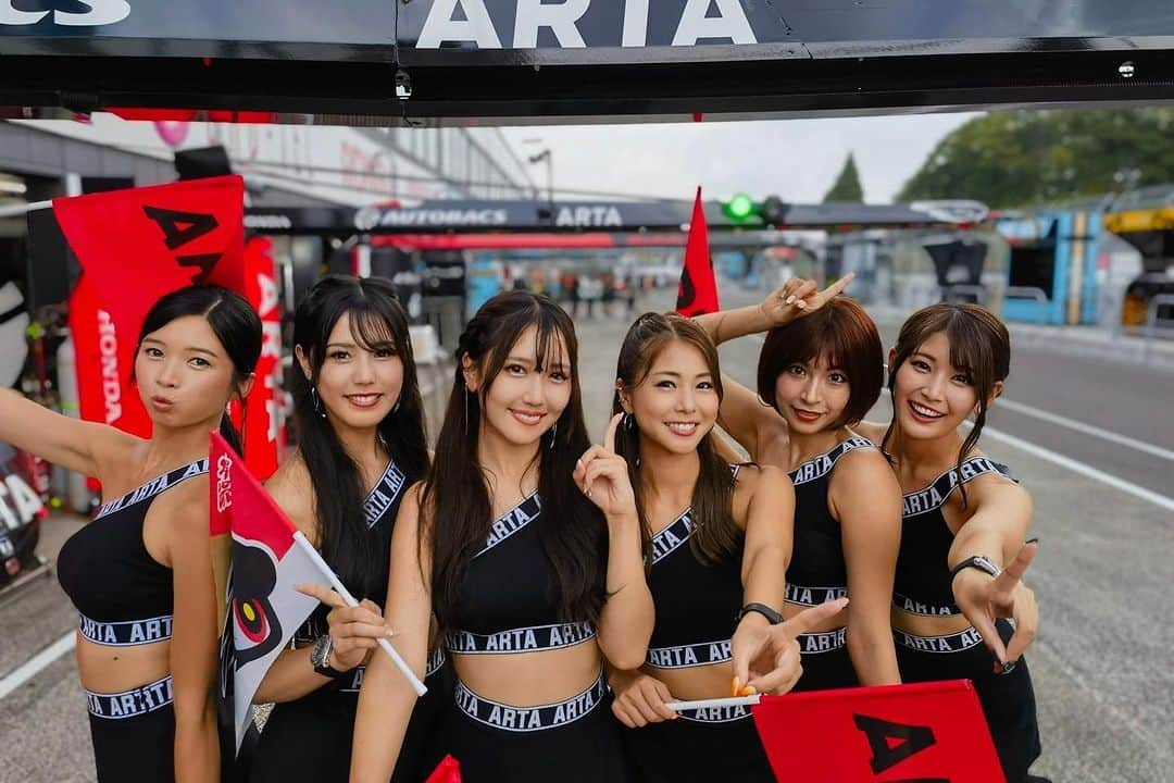 木村理恵さんのインスタグラム写真 - (木村理恵Instagram)「本日はSUPERGT Rd.6 SUGO🖤 予選🏁お疲れ様でした❣️  なんと‼️予選8号車ポール取りました👏嬉しい〜😍🔥 おめでとう御座います🖤‼️  明日は8号車1番手☝️そして、 16号車13番手からのスタートになります✊🔥 明日も8号車・16号車 ARTA MUGEN NSX-GTの応援を 宜しくお願い致します‼️  本日は野尻選手と鈴木亜久里総監督の誕生日🎂をしてかなり盛り上がってました❣️おめでとうございます㊗️明日はポールトゥウィンお願いします🥹✊🔥  そして明日は8号車ポールポジションを担当するのは、 今年でレースクイーンを卒業する、 みたんがラストのグリッドを務めます🫶 @imaimidori  是非見に行ってくださいね💕  明日も宜しくお願いします🖤  #ARTA#ARTAGALS#supergt #スーパーGT#AUTOBACS #cvstos  #オートバックス#HONDA#MUGEN #モータースポーツ#スポーツランドsugo #菅生 #motorsports#サーキット #木村理恵#レースクイーン #ラーキム」9月16日 22時35分 - rierienari1229