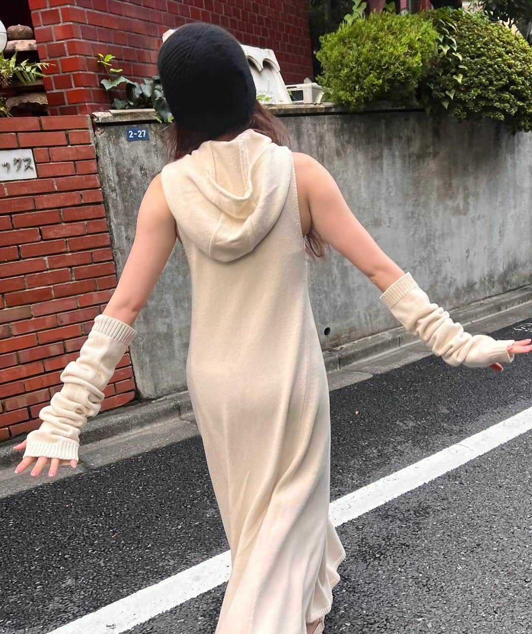 吉田朱里さんのインスタグラム写真 - (吉田朱里Instagram)「早朝から撮影で メイクの前に目覚ましのカフェラテ買いに行く私。 . 新しく買った @etretokyo の ワンピとアームウォーマーが 可愛すぎる😮‍💨🤍 グレーもあったよー！！ . iPhoneケースもコーデに合わせて 今日は @eimyistoire_official のをつけてました！ ストラップは @mystic_pr  . サングラスは @resee.official とのコラボです🤍情報遅くなってごめんなさい！ まだもう一つのサングラスのサンプルが上がってきてなくて… もうちょい待ってね🙇‍♀️ . 秋服ルックブックの撮影もしたので 近々アップします！ . #あきふく #秋服 #アカリンコーデ」9月16日 22時46分 - _yoshida_akari