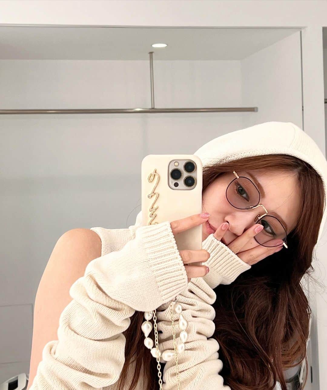 吉田朱里のインスタグラム：「早朝から撮影で メイクの前に目覚ましのカフェラテ買いに行く私。 . 新しく買った @etretokyo の ワンピとアームウォーマーが 可愛すぎる😮‍💨🤍 グレーもあったよー！！ . iPhoneケースもコーデに合わせて 今日は @eimyistoire_official のをつけてました！ ストラップは @mystic_pr  . サングラスは @resee.official とのコラボです🤍情報遅くなってごめんなさい！ まだもう一つのサングラスのサンプルが上がってきてなくて… もうちょい待ってね🙇‍♀️ . 秋服ルックブックの撮影もしたので 近々アップします！ . #あきふく #秋服 #アカリンコーデ」