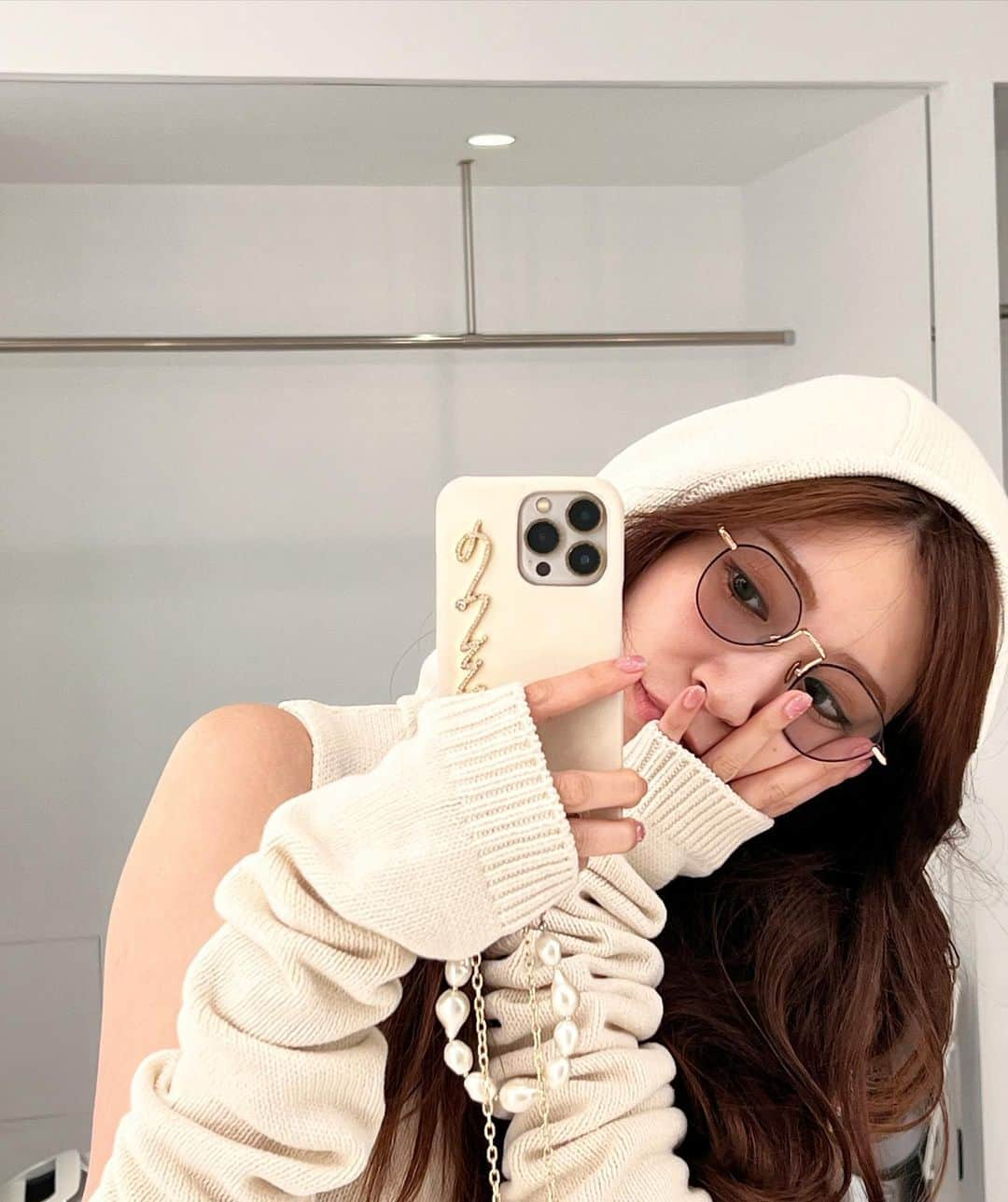 吉田朱里のインスタグラム：「早朝から撮影で メイクの前に目覚ましのカフェラテ買いに行く私。 . 新しく買った @etretokyo の ワンピとアームウォーマーが 可愛すぎる😮‍💨🤍 グレーもあったよー！！ . iPhoneケースもコーデに合わせて 今日は @eimyistoire_official のをつけてました！ ストラップは @mystic_pr  . サングラスは @resee.official とのコラボです🤍情報遅くなってごめんなさい！ まだもう一つのサングラスのサンプルが上がってきてなくて… もうちょい待ってね🙇‍♀️ . 秋服ルックブックの撮影もしたので 近々アップします！ . #あきふく #秋服 #アカリンコーデ」