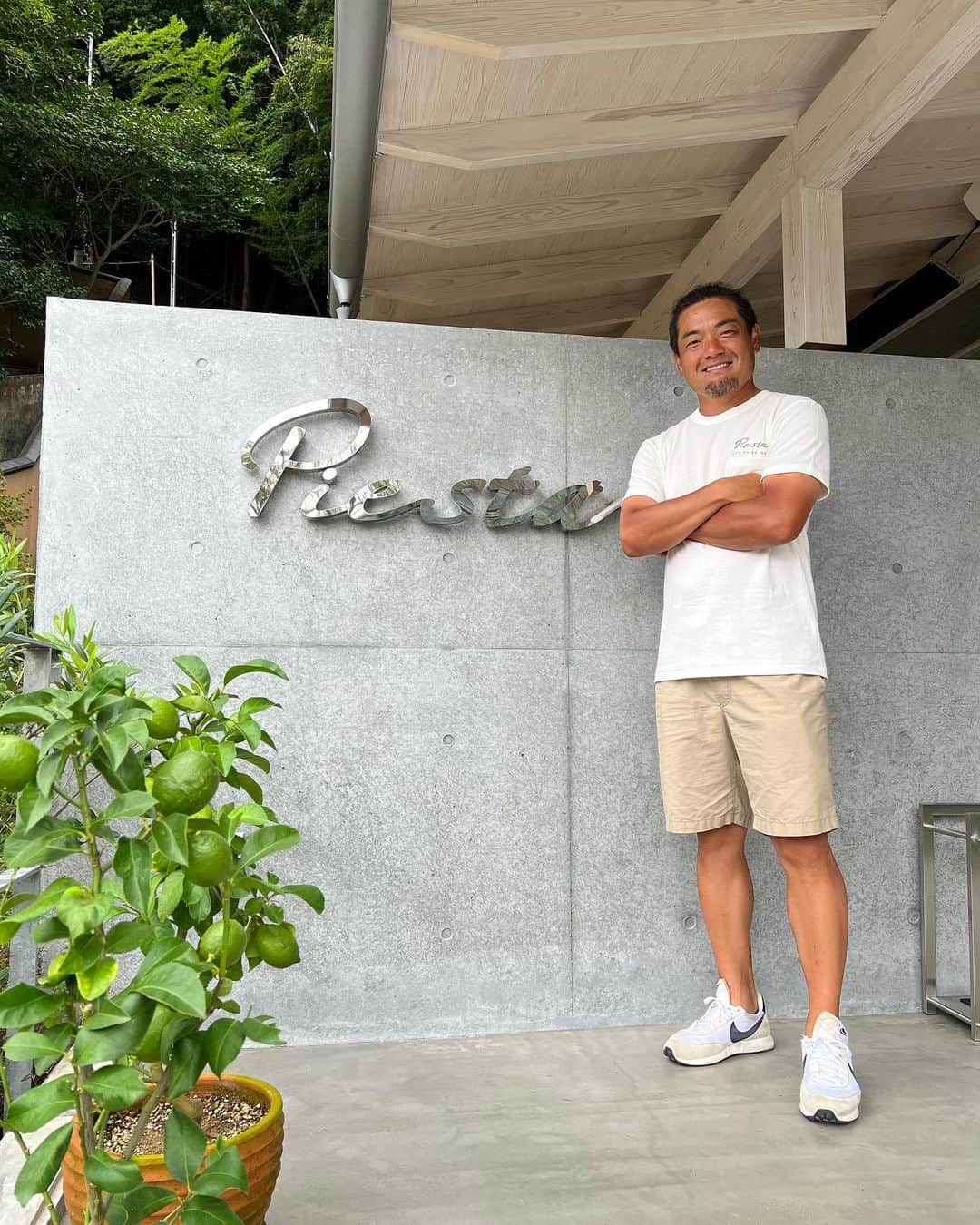 藤島妃呂子のインスタグラム：「今日は庭仕事のお手伝いしてくれました。  PiestaのTシャツが泥だらけになって、その後のピザはもっと美味しいね。  ありがと〜😊 @haruofujishima」