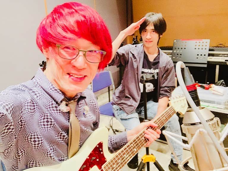 のインスタグラム：「こんばんは！  『感情直結型ギタリスト』西川進です！！  急ですが、、、  株式会社 Emö SensatioNは、 ベーシスト、キーボーディストを急募します！！  応募はこちらから！！  https://emosensation.com/wanted/  はい！！  Emö SensatioN オーディション 2023☆で、 予想以上の沢山の方が応募してくださいましたが、、、  厳選に厳選をかけた結果、、、  合格されたベーシスト、キーボーディストがいませんでした、、、。  所属が決まった西沢拓海くんが https://emosensation.com/nishizawa-takumi/  早速D-LITE(from BIGBANG)さんのLiveツアーに参加させていただくなど、、、  みなさん続々と前進が始まっています、、、。  これを機に応募よろしくお願いいたします！！  ＿＿＿＿＿＿＿＿＿＿＿＿＿＿＿＿＿＿  今日はレコーディングで、、、  11トラック弾きまくりました、、、。  リリースをお楽しみに！！  写真は、、、  アシスタントの三浦くんとパシャリ、、、。  三浦くんは、、、  移動の電車が止まってしまい、、、  一駅分走って、、、ゼーゼー言いながら現地まで来てくれました、、、。  本当に、、、感謝の気持ちしかないです、、、。  そんな気持ちも、、、  音源から聴いていただけるとありがたいです、、、。  明日がみなさまにとって素敵な一日となりますように、、、。  #ミルベストショット #柴犬　#豆柴  ＿＿＿＿＿＿＿＿＿＿＿＿＿＿＿＿＿＿＿＿＿ ＿＿＿＿＿＿＿＿＿＿＿＿＿＿＿＿＿＿＿＿＿  新しいバンド始めました☆  sayuras（サユラス）  member 三上ちさこ(Vo) 根岸孝旨(B) 西川進(G) 平里修一(Dr)  ◉2023.10.4(水) sayuras 1st single『ナイン』配信リリース!  ◉2023.12.16(土) sayuras 初ワンマンライブ"The Biginning"@下北沢CLUB Que 開催決定‼  チケットオフィシャル先着先行受付 9/9(土)12:00～9/17(日)23:59 https://l-tike.com/st1/sayuras-offtk  #ミル #愛犬　#白豆柴 #白い豆柴   #sayuras　#サユラス　#西川進　#ギター #ギタリスト　#guitarist #サウンドプロデュース #スマッシュルーム　#SmashRoom #サポートミュージシャン  #レコーディング　#ソロ　#EmöSensatioN　#エモセンセイション　  #ギター教室 #音楽教室 #レッスン #スクール #エモスク  #演奏　#楽器　#音楽」