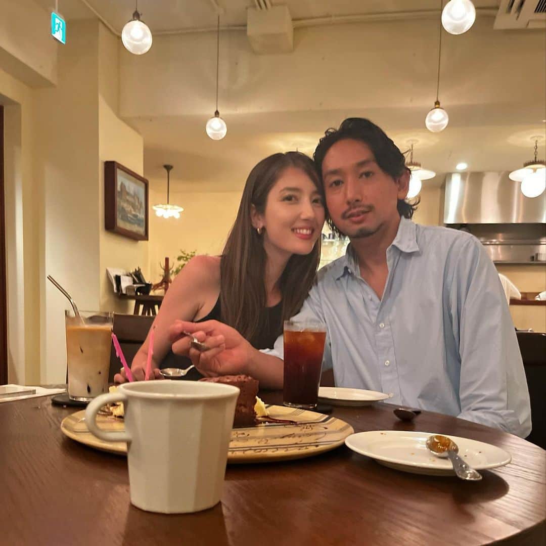 クリスティー麻里子のインスタグラム：「My husband’s birthday 🥳   .  旦那さんが25歳の時に出会い 今日は35歳のお誕生日お祝い🥂 はやいね。🫣✨ @herotosh1  .  #夫婦 #夫婦時間 #家族 #男の子ママ #三児ママ」