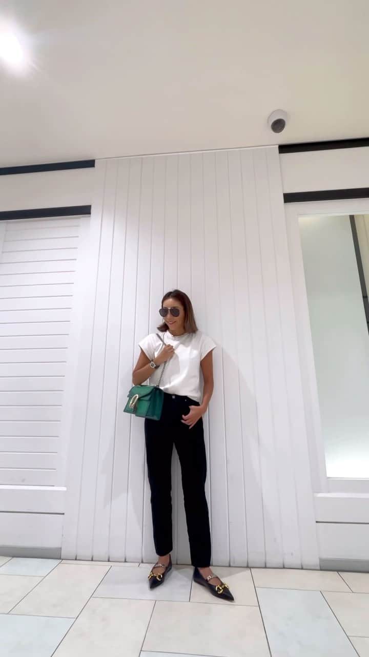 ETSUKOのインスタグラム：「bagと靴変えて秋モード🍂 ボトムも生地変えてコーデュロイにしたよ🖤 夏が大好きだけどお洒落できる秋も好き❤️ アウトレットで靴お得🉐でした! コーデ 🕶️.bag.くっく#gucci  ❤️T#room306contemporary  pants#ronherman #rhvintage  ————————————————————  #instafashion  #instagood #fashion #ootd #japan #fashionista#new #style#me#ootn#アラフォー #プチプラコーデ#カジュアルファッション #楽ちんコーデ #夏コーデ#ゆるカジ#大人カジュアル#ゆるコーデ#秋コーデ #グッチ」