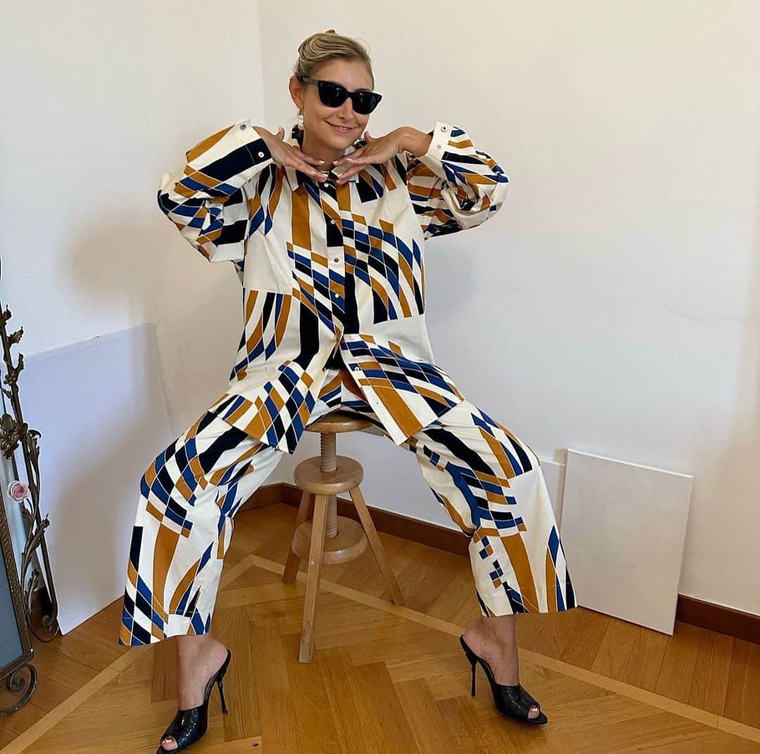 マリメッコのインスタグラム：「✨ “You have to find that certain something that makes your outfits unique to you,” says Jenny Walton, @jennymwalton.   Here, Jenny composes 2 fall uniforms with classic accessories. 👉 A thin belt, subtle cat-eye sunglasses, and patent-heeled mules accentuate the black chord in the striped print, creating head-to-toe harmony. Head to our Stories to discover more about her style.  #marimekko #FW23」