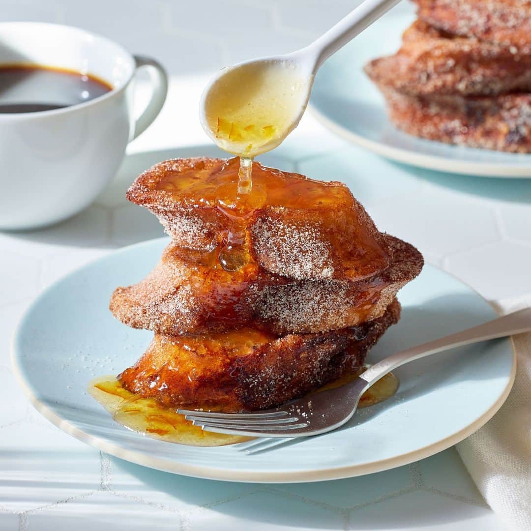 Food & Wineさんのインスタグラム写真 - (Food & WineInstagram)「Citrus, cinnamon, sherry, and a final drizzle of orange marmalade make this Spanish-style dish richer (and boozier) than French toast. Make Torrijas and take your brunch to the next level at the link in bio.   🥖: @annatheo and @craigruff_, 📸: @carson_downing_photographer, 🥄: @hdreesman, 🍽: @gabegreco」9月16日 23時10分 - foodandwine
