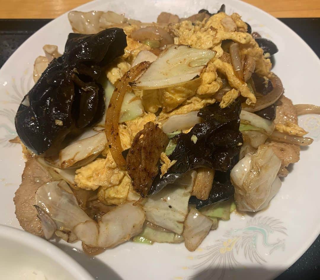 のインスタグラム：「昼飯！！ #今日は #ルミネ出番！ #合間に #一人ランチ！ #石の家 さん！ #ルミネから一番近い中華かもしれん！ #ムースーロー定食！ #豚肉と野菜と卵とキクラゲ！ #うまいー！ #どこ食べてもご飯と合う！ #このお店のスープが好き！ #濃ゆいスープ！ #今日のルミネは #満席立ち見！ #三連休なんですね！ #そらそやわ！ #ありがたいことやで！ #だから喫茶店どこも満席やで！ #歩いて汗かいてええ運動にはなったけど！ #新宿はん！ #もうちょっと喫茶店増やしてえな！」
