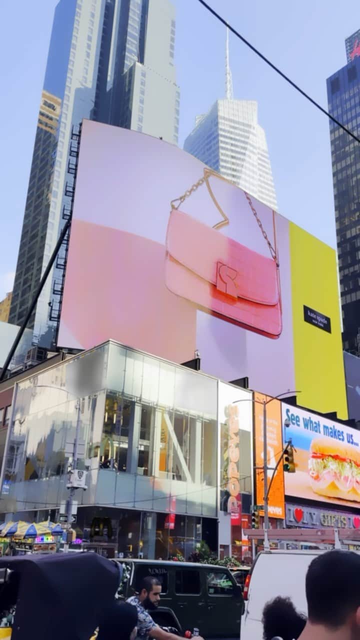 ケイト・スペードのインスタグラム：「We love seeing Dakota on billboards around NYC almost as much as we like seeing it on arms around NYC. #katespadeny #katespadenydakota」