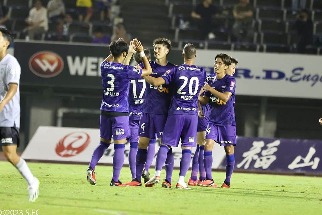 サンフレッチェ広島さんのインスタグラム写真 - (サンフレッチェ広島Instagram)「. ⚽️明治安田生命J1リーグ第27節試合結果⚽️ 広島🟣 2-0 🔴神戸  ⚽#志知孝明 (1) ⚽#加藤陸次樹 (1)  首位撃破！！！！！！！✨ そして、3試合連続クリーンシート🤩🟣 本日も最後まで”ぶちあつ”な応援ありがとうございました！！！  次の試合は、9月23日（土）アウェイ・京都戦です！ さらに上位へ✊引き続き、共に戦おう🔥  #sanfrecce | #ぶちあつ! | #広島神戸 | #jleague | #Jリーグ」9月16日 22時43分 - sanfrecce.official