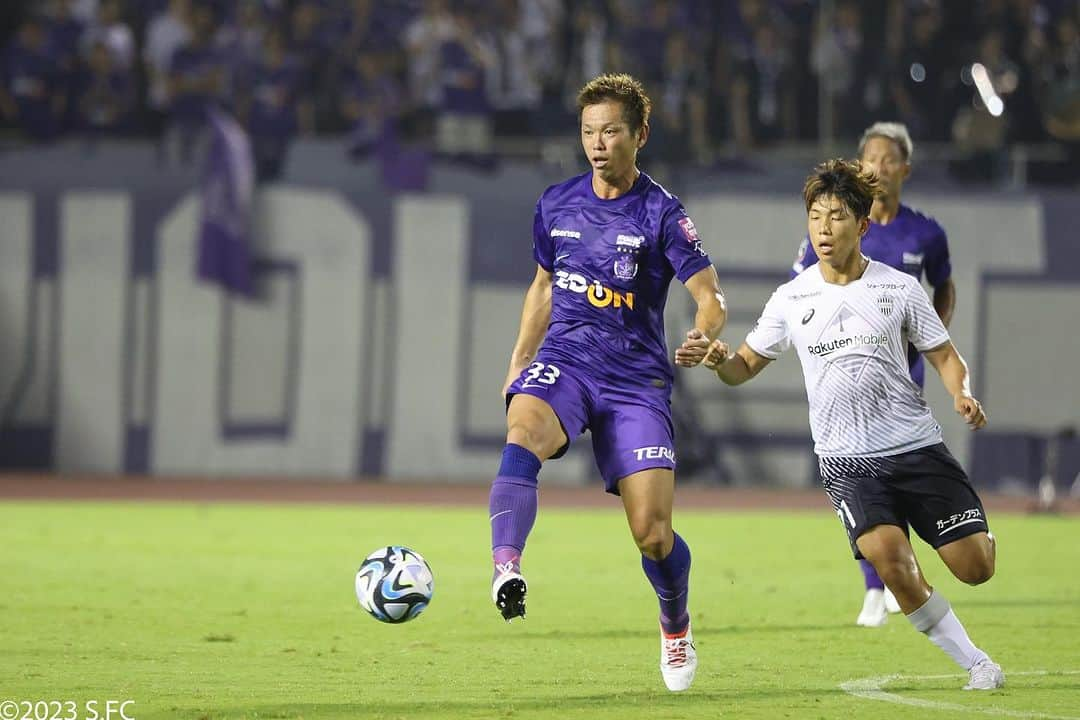 サンフレッチェ広島さんのインスタグラム写真 - (サンフレッチェ広島Instagram)「. ⚽️明治安田生命J1リーグ第27節試合結果⚽️ 広島🟣 2-0 🔴神戸  ⚽#志知孝明 (1) ⚽#加藤陸次樹 (1)  首位撃破！！！！！！！✨ そして、3試合連続クリーンシート🤩🟣 本日も最後まで”ぶちあつ”な応援ありがとうございました！！！  次の試合は、9月23日（土）アウェイ・京都戦です！ さらに上位へ✊引き続き、共に戦おう🔥  #sanfrecce | #ぶちあつ! | #広島神戸 | #jleague | #Jリーグ」9月16日 22時43分 - sanfrecce.official